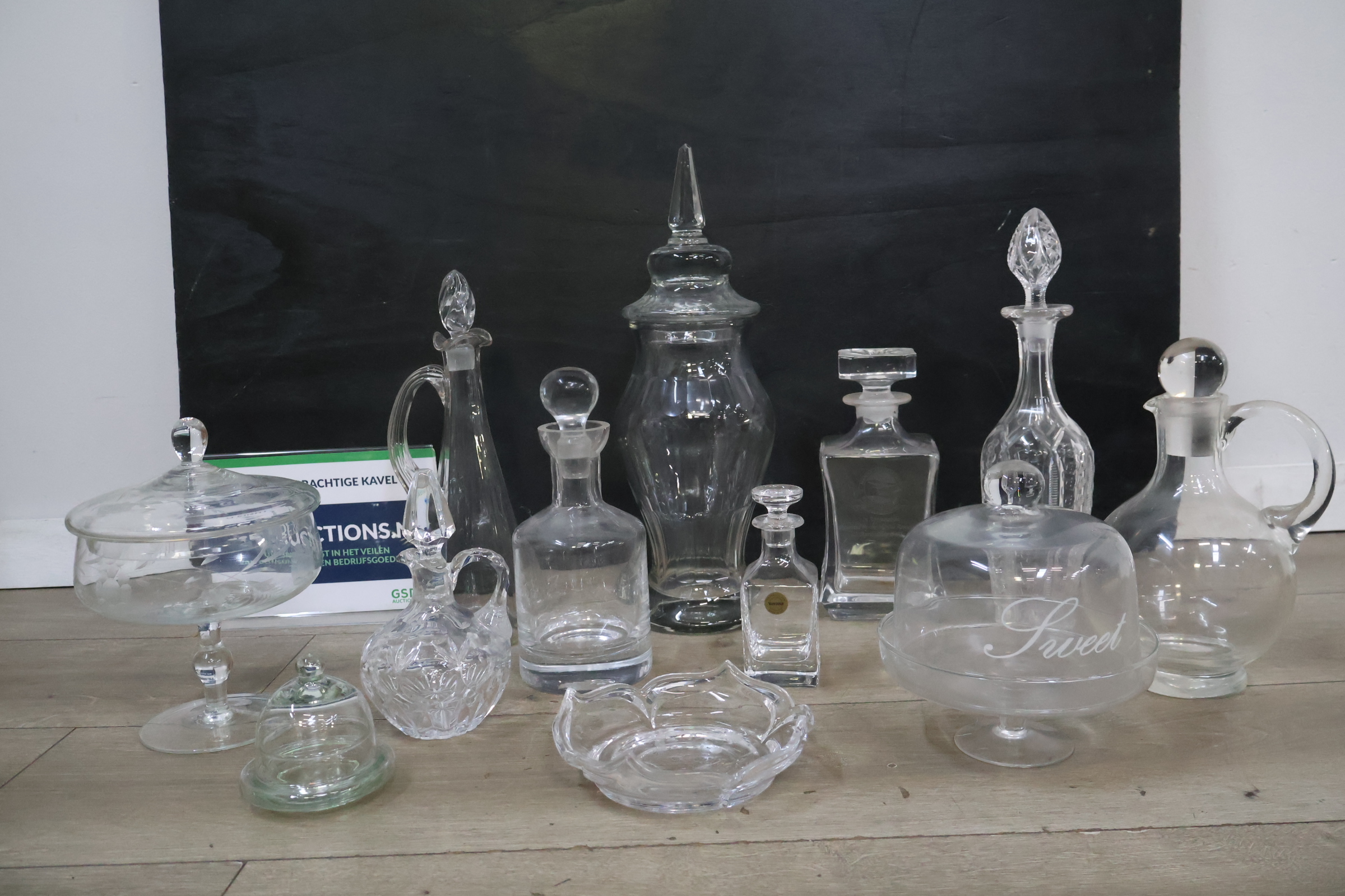 Mix van diverse glazen karaffen, schalen en bonbonnières – foto 2 – kavel bij GSD Auctions, Zoeterwoude