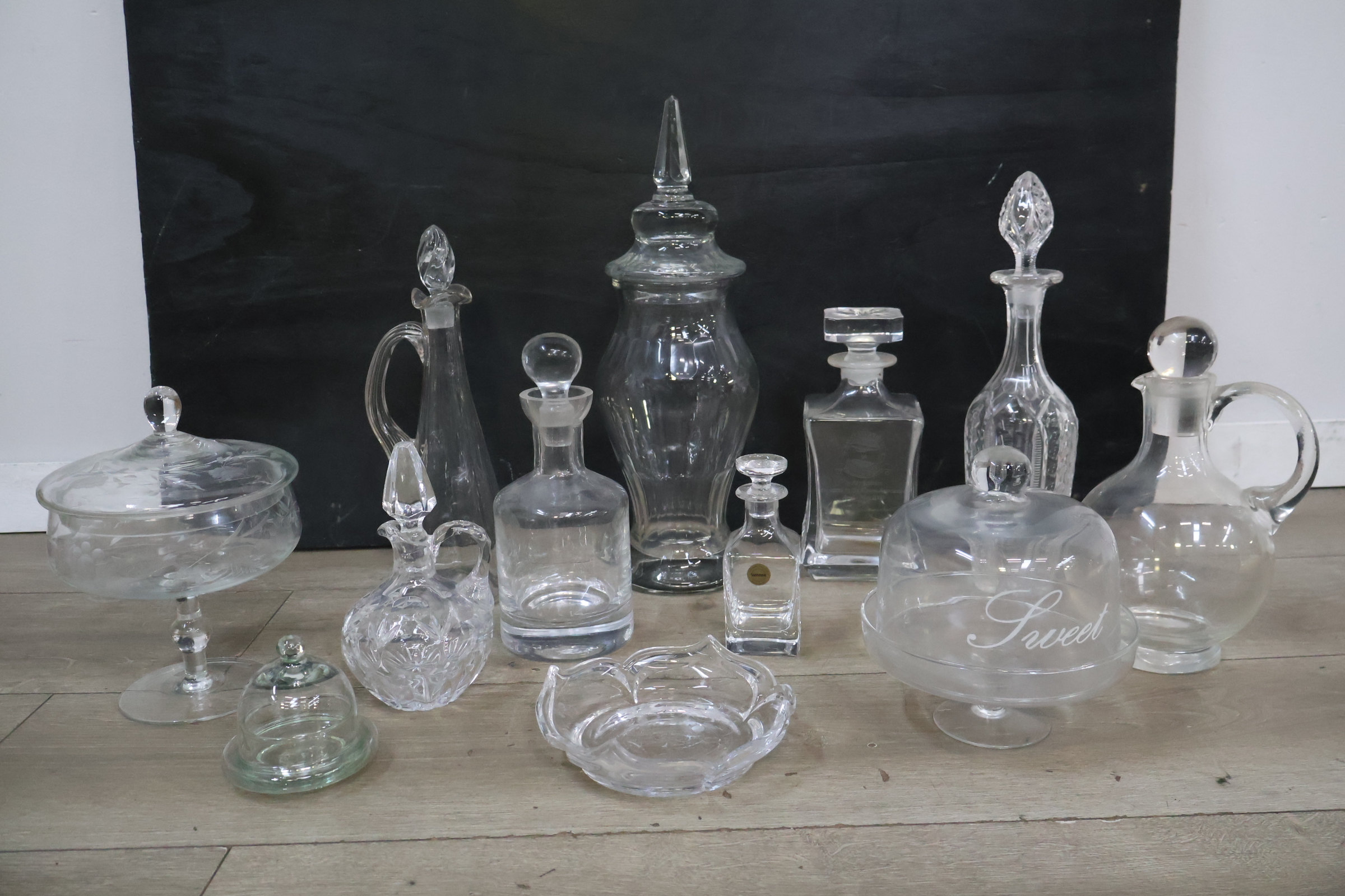 Mix van diverse glazen karaffen, schalen en bonbonnières – foto 3 – kavel bij GSD Auctions, Zoeterwoude