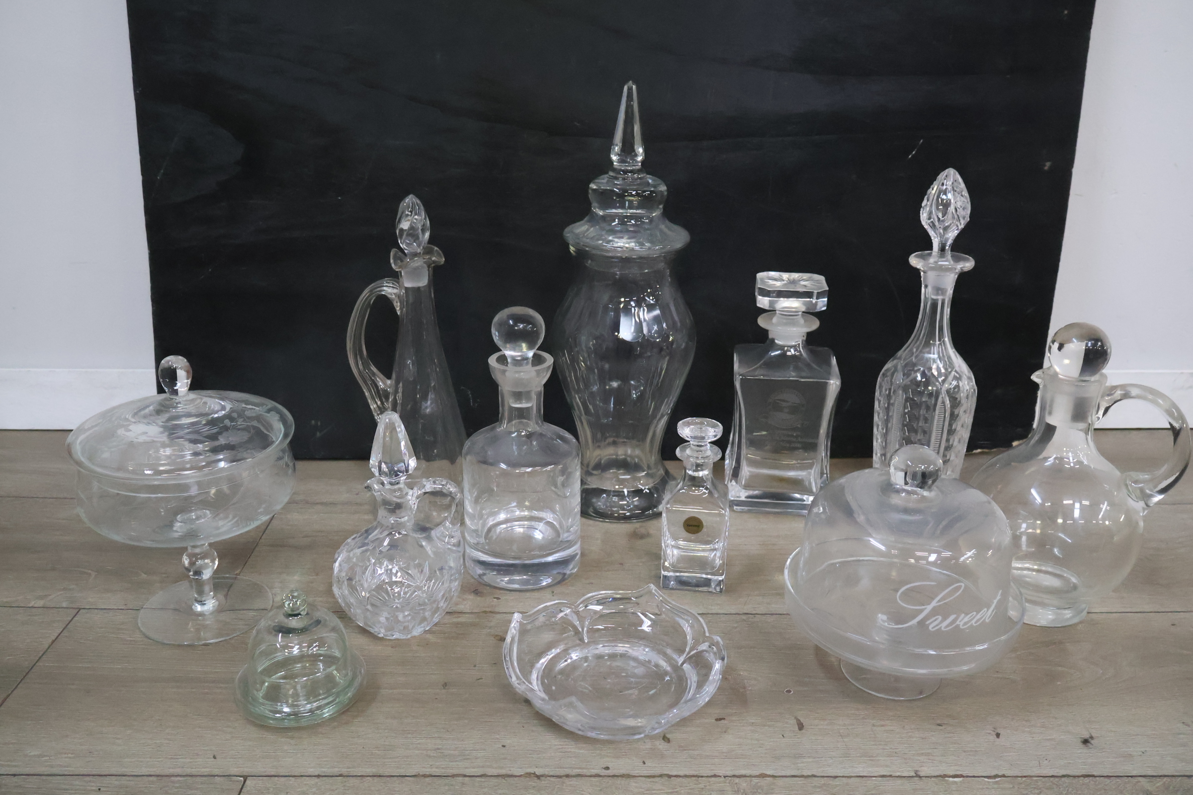 Mix van diverse glazen karaffen, schalen en bonbonnières – foto 4 – kavel bij GSD Auctions, Zoeterwoude