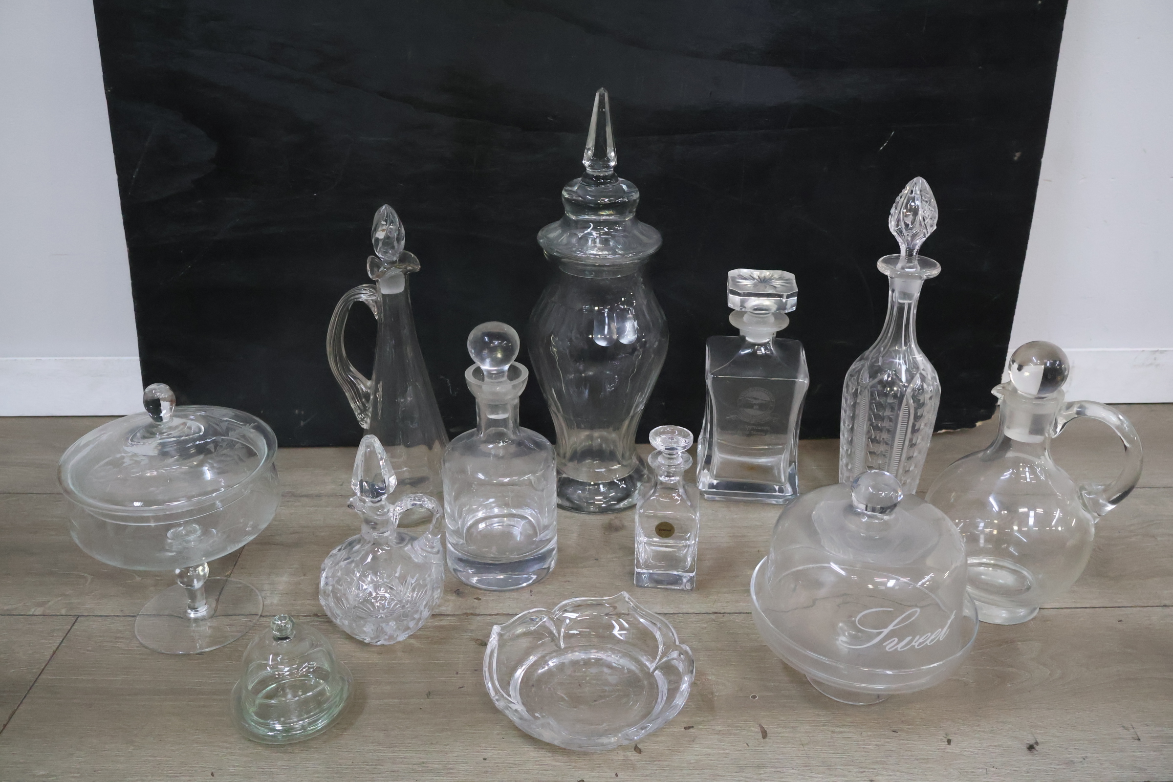Mix van diverse glazen karaffen, schalen en bonbonnières – foto 5 – kavel bij GSD Auctions, Zoeterwoude