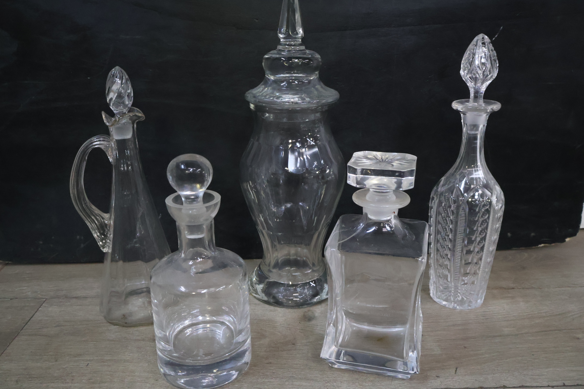 Mix van diverse glazen karaffen, schalen en bonbonnières – foto 6 – kavel bij GSD Auctions, Zoeterwoude