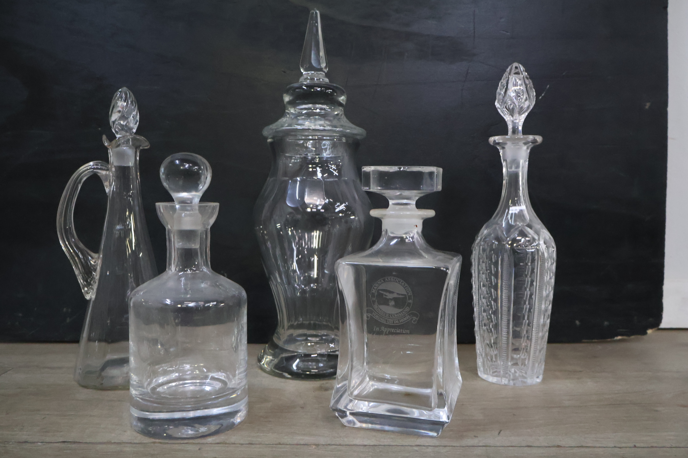 Mix van diverse glazen karaffen, schalen en bonbonnières – foto 7 – kavel bij GSD Auctions, Zoeterwoude