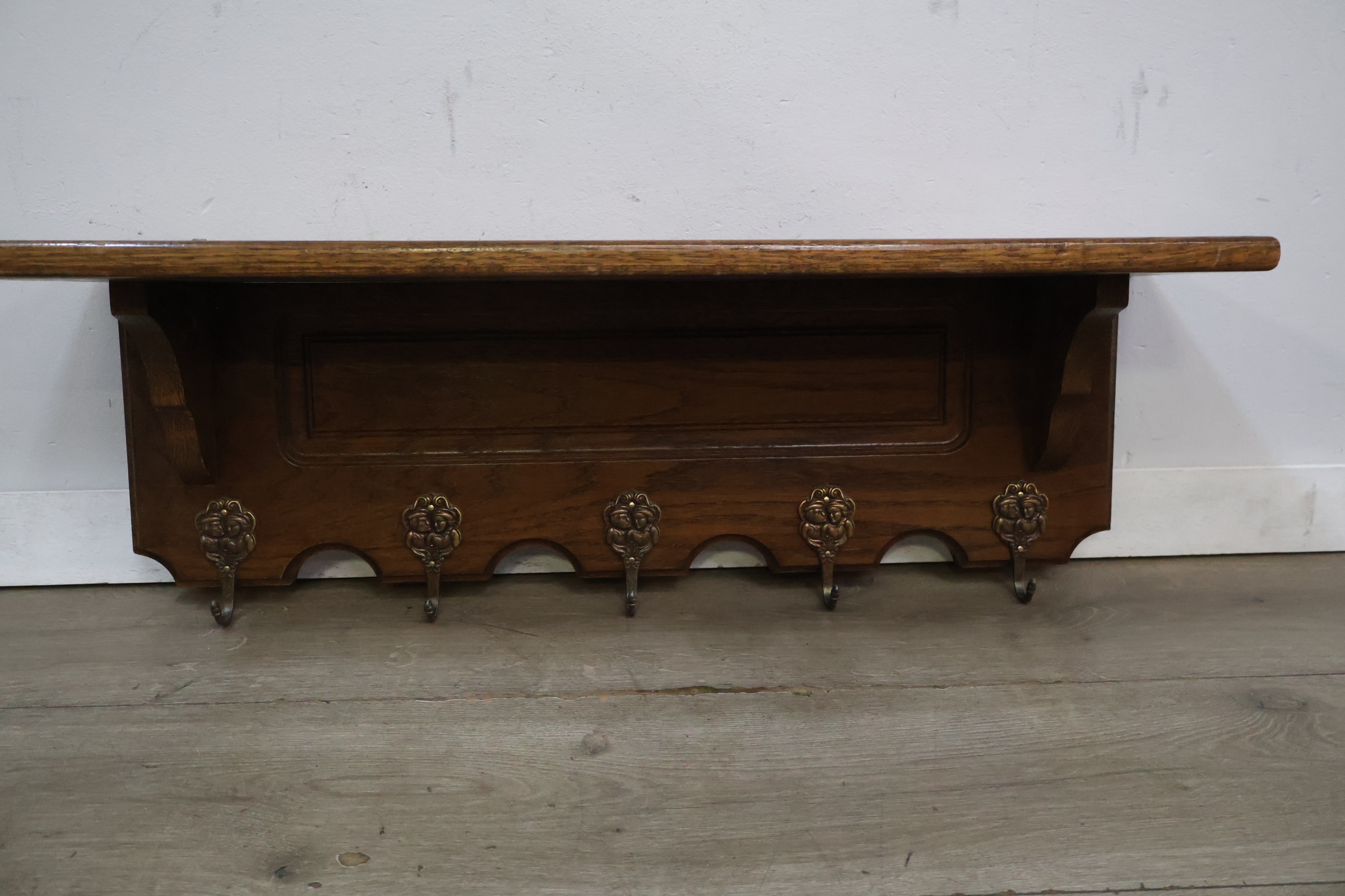 Houten wandkapstok – foto 3 – kavel bij GSD Auctions, Zoeterwoude