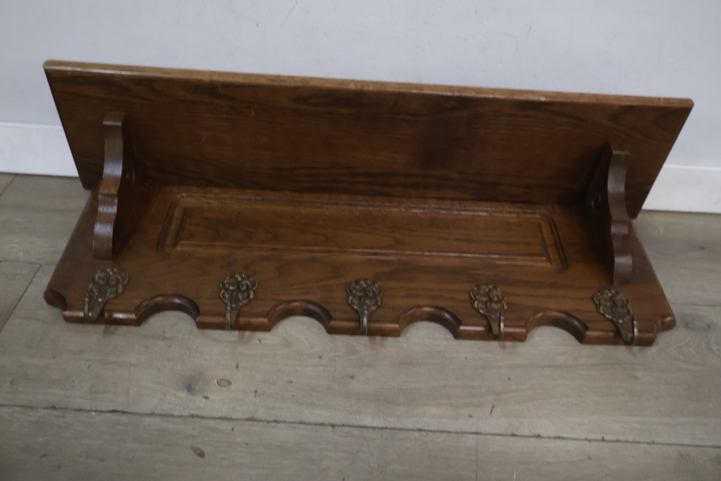 Houten wandkapstok – foto 8 – kavel bij GSD Auctions, Zoeterwoude