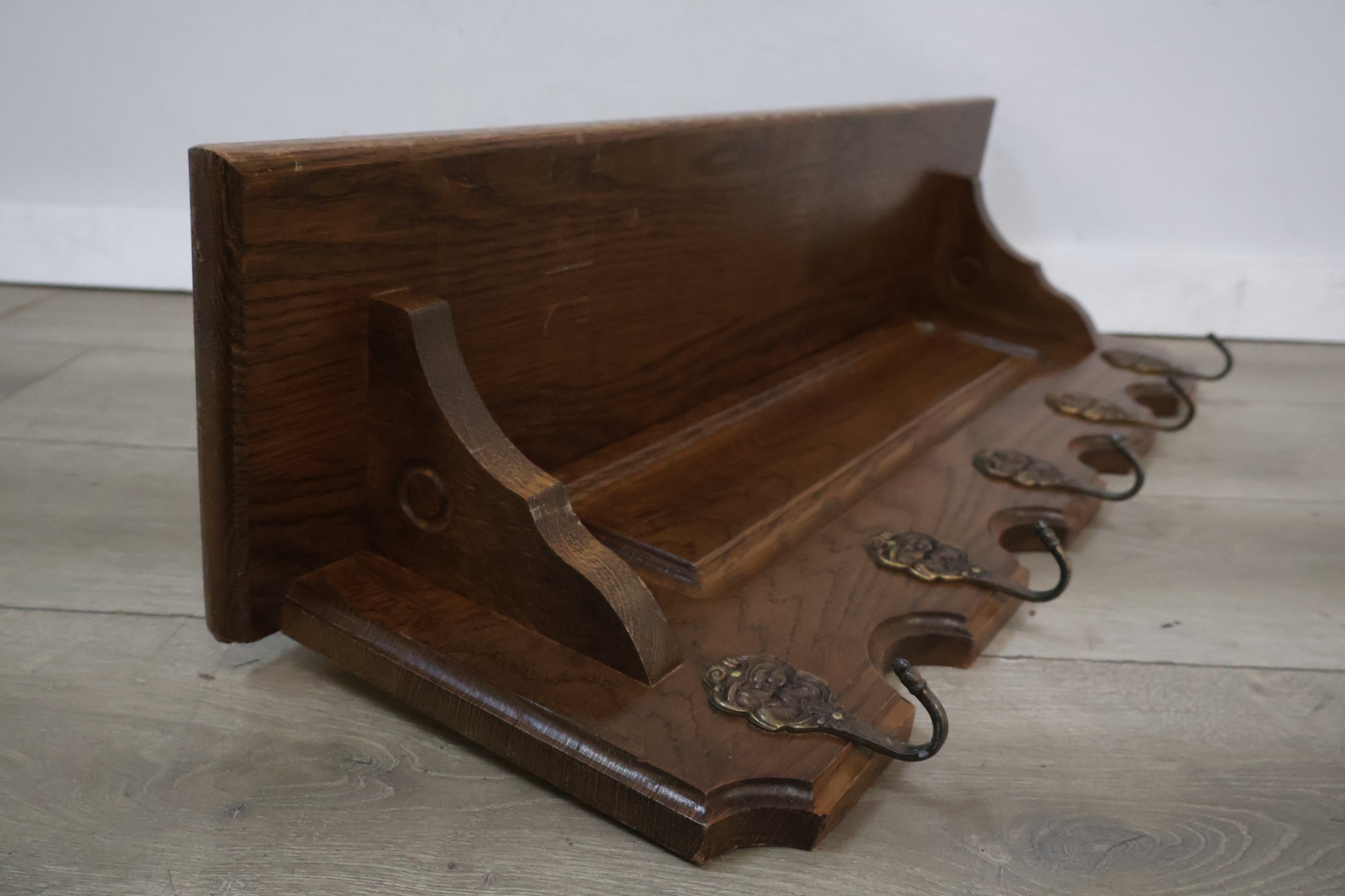 Houten wandkapstok – foto 9 – kavel bij GSD Auctions, Zoeterwoude