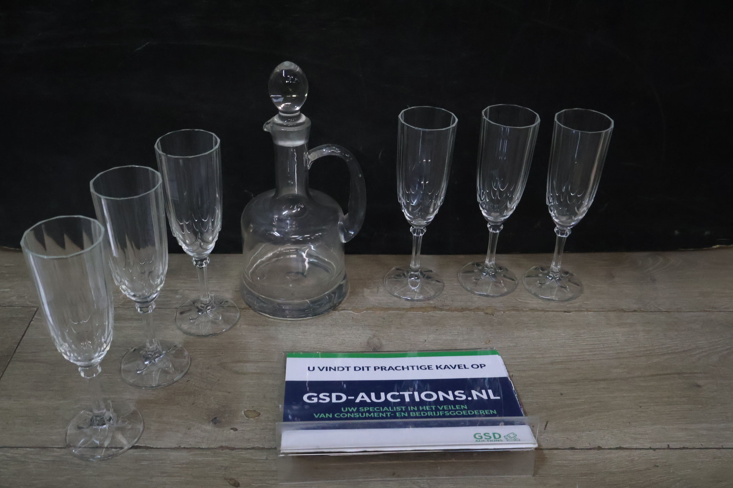 Glazen karaf en zes flûtes – foto 2 – kavel bij GSD Auctions, Zoeterwoude