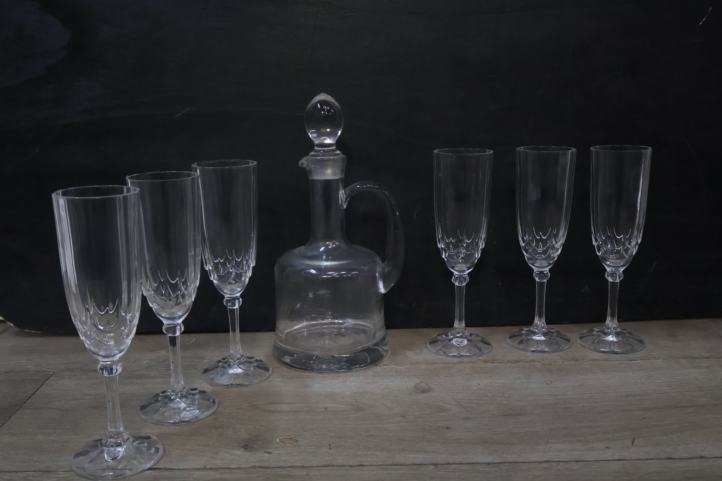 Glazen karaf en zes flûtes – foto 3 – kavel bij GSD Auctions, Zoeterwoude