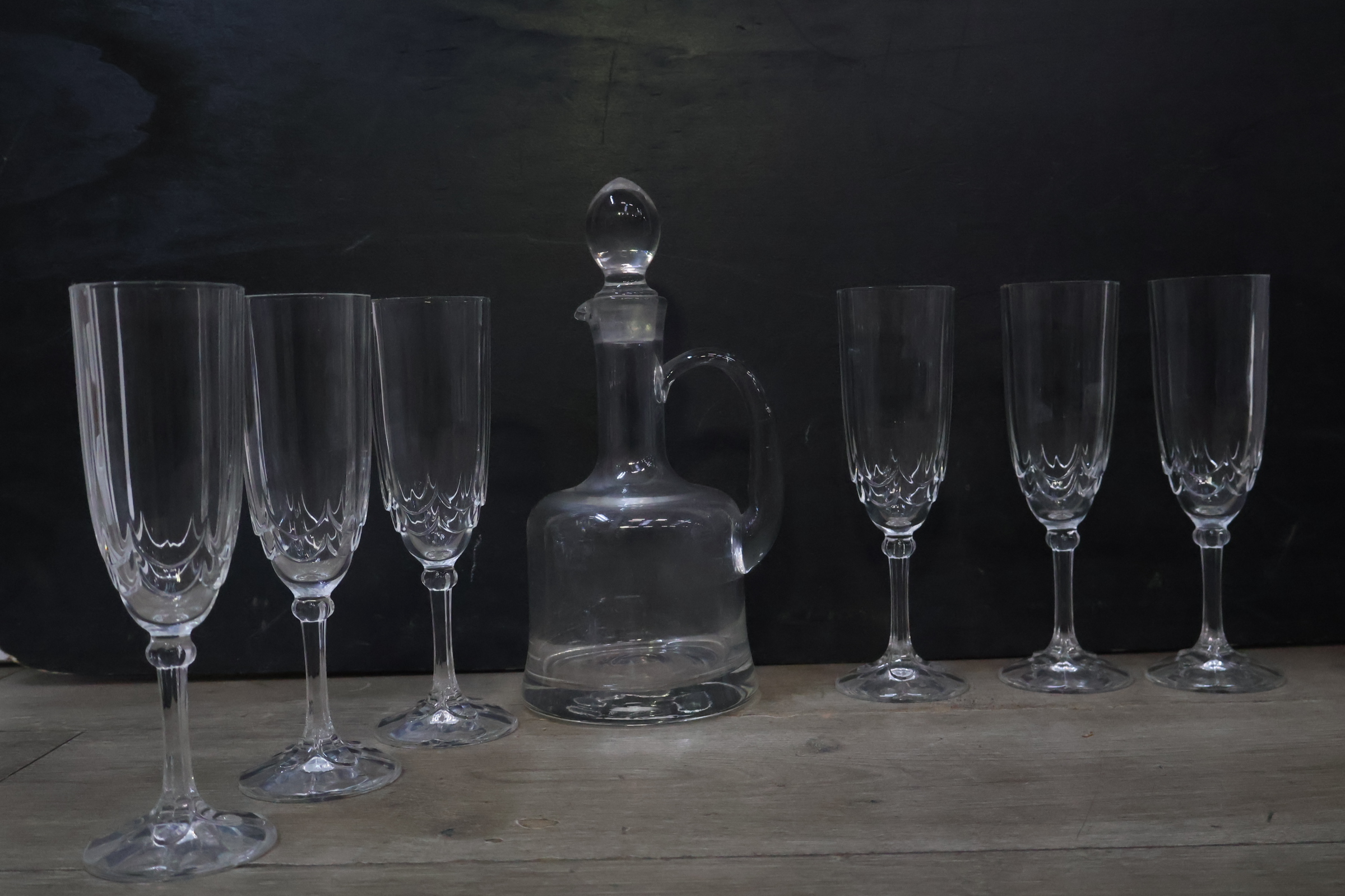 Glazen karaf en zes flûtes – foto 4 – kavel bij GSD Auctions, Zoeterwoude