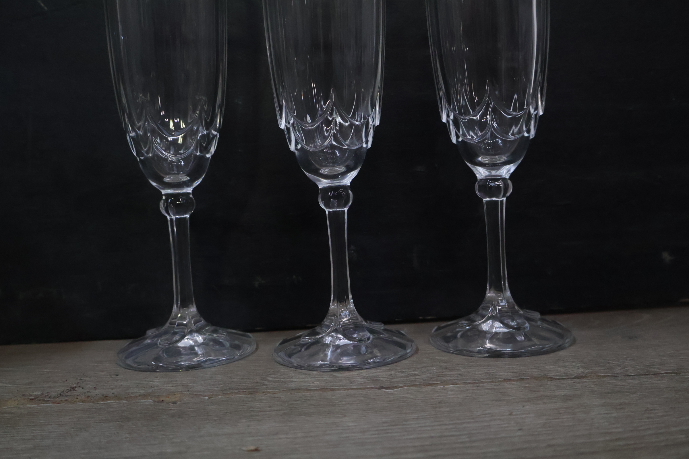Glazen karaf en zes flûtes – foto 5 – kavel bij GSD Auctions, Zoeterwoude