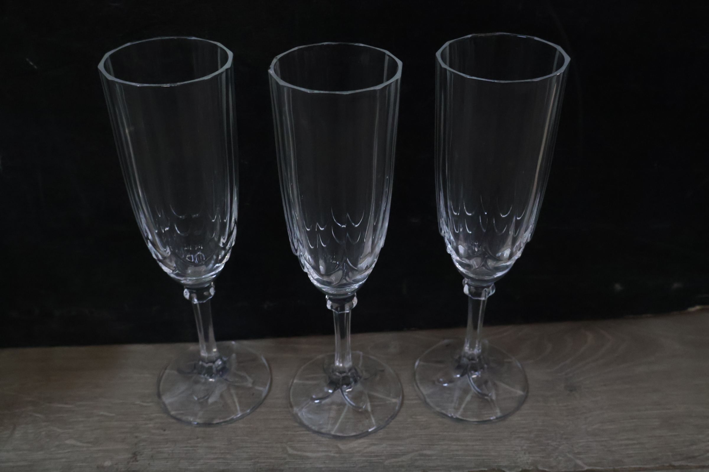 Glazen karaf en zes flûtes – foto 6 – kavel bij GSD Auctions, Zoeterwoude