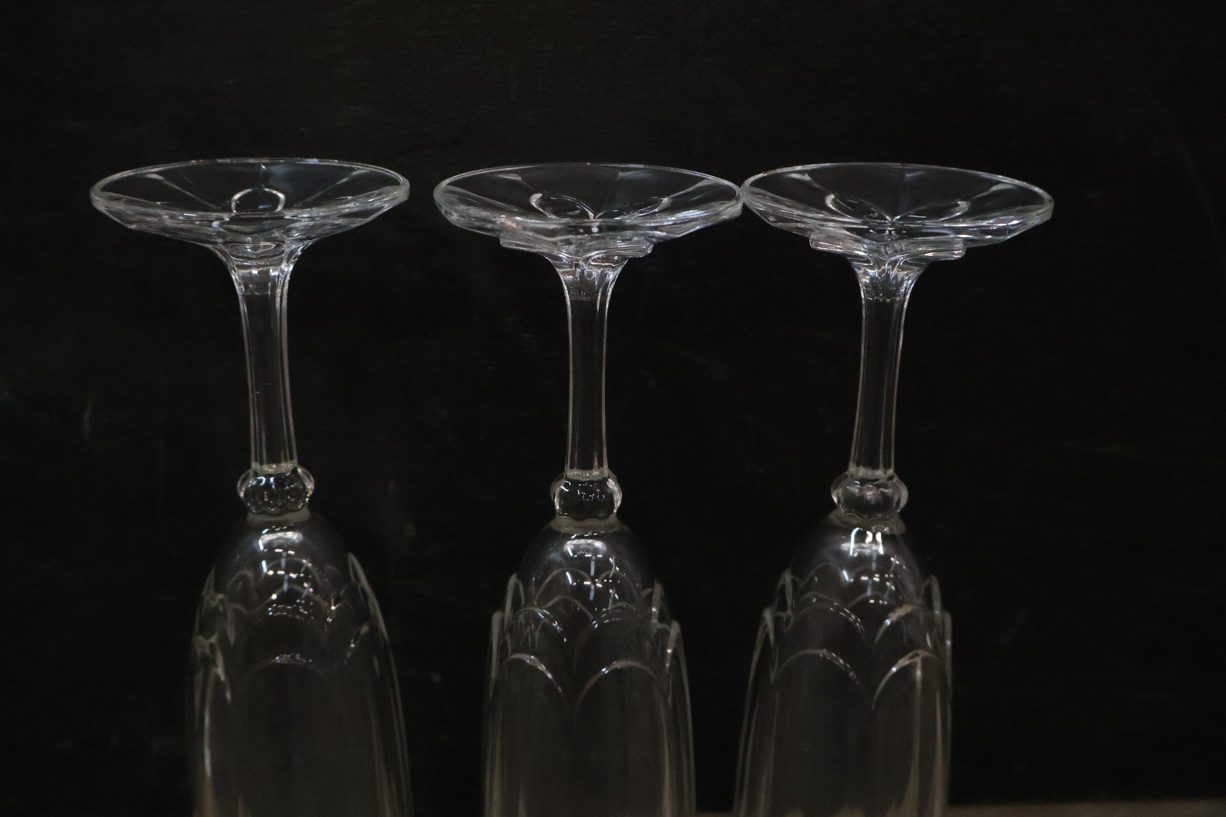 Glazen karaf en zes flûtes – foto 9 – kavel bij GSD Auctions, Zoeterwoude