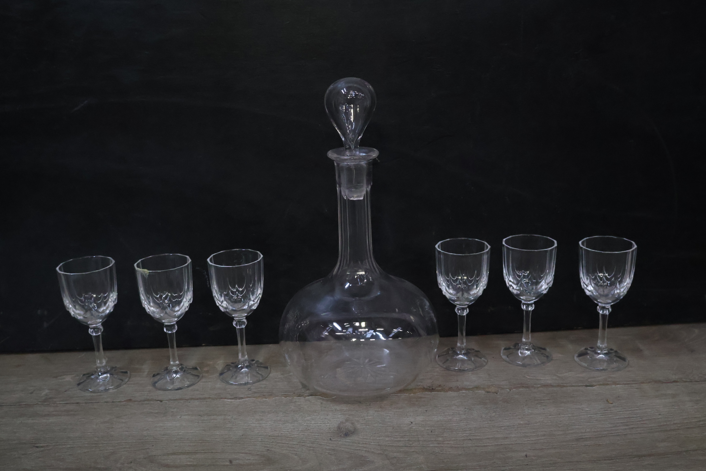 Glazen karaf met zes bijpassende glazen – foto 3 – kavel bij GSD Auctions, Zoeterwoude