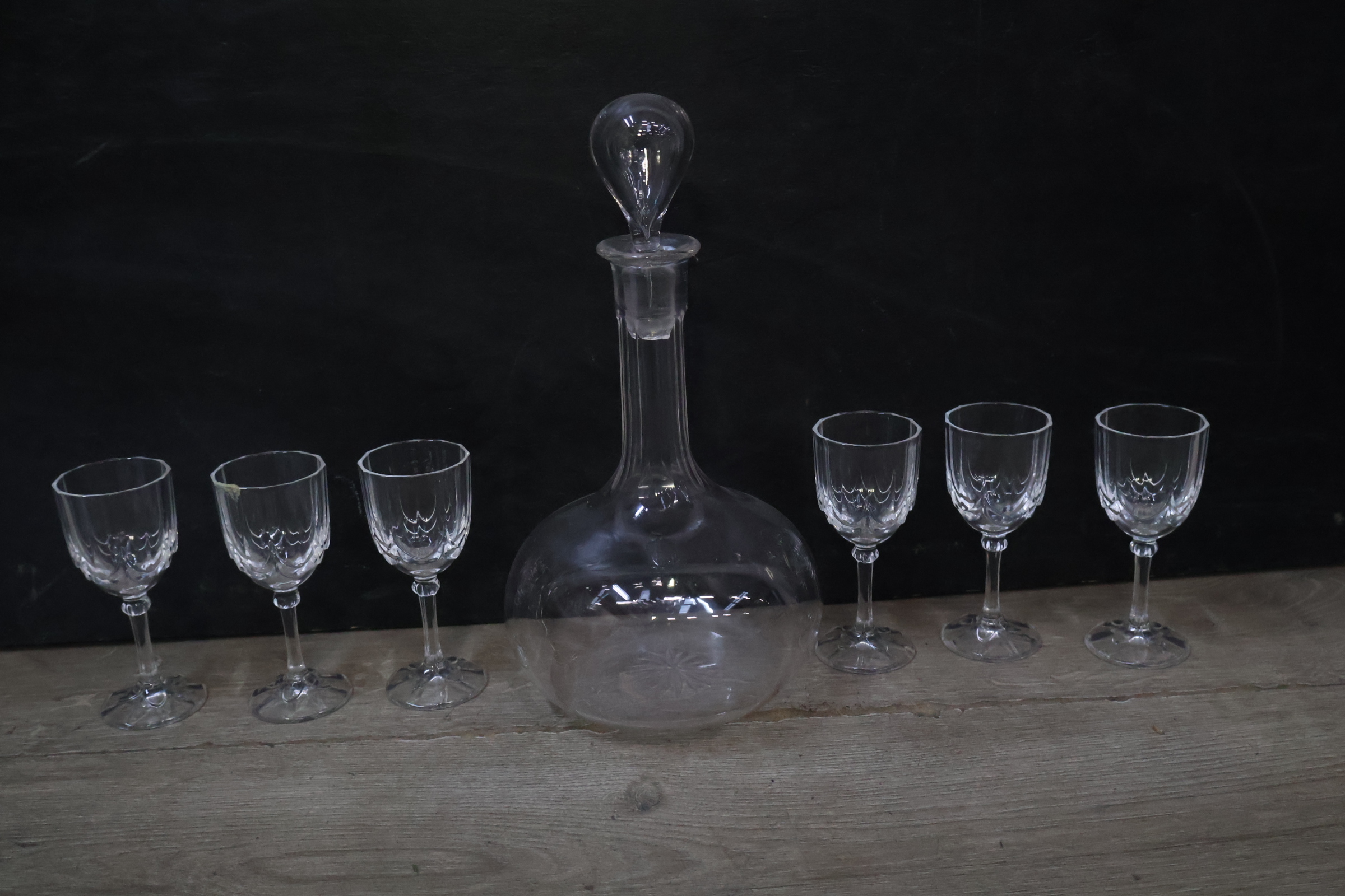 Glazen karaf met zes bijpassende glazen – foto 4 – kavel bij GSD Auctions, Zoeterwoude
