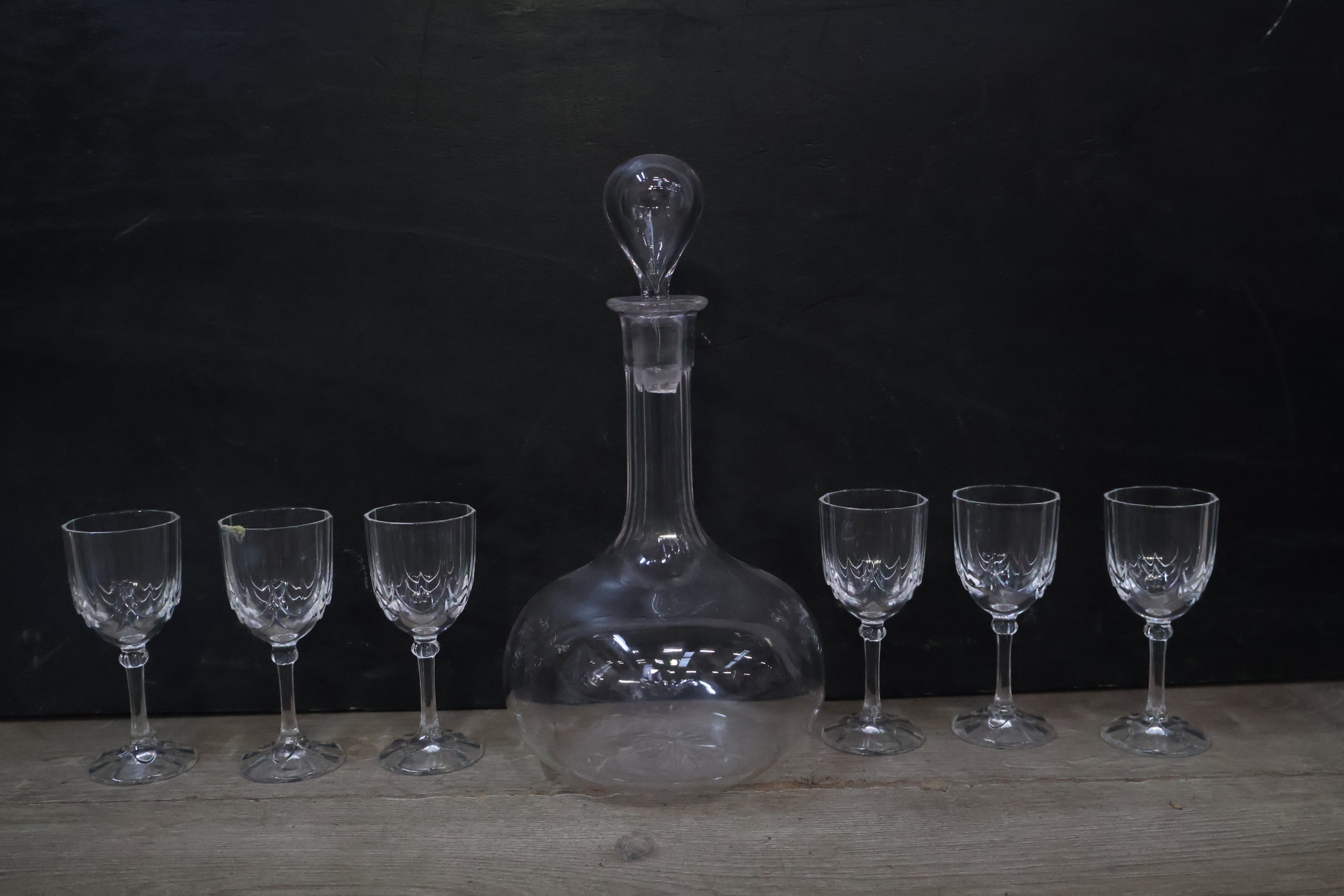 Glazen karaf met zes bijpassende glazen – foto 5 – kavel bij GSD Auctions, Zoeterwoude