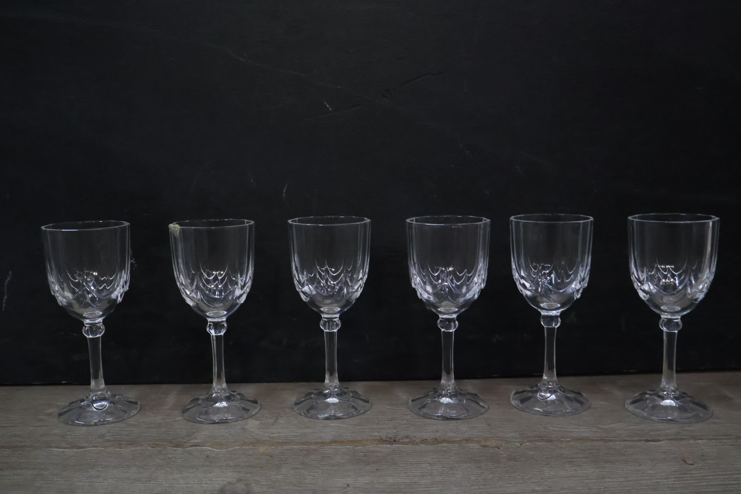 Glazen karaf met zes bijpassende glazen – foto 6 – kavel bij GSD Auctions, Zoeterwoude