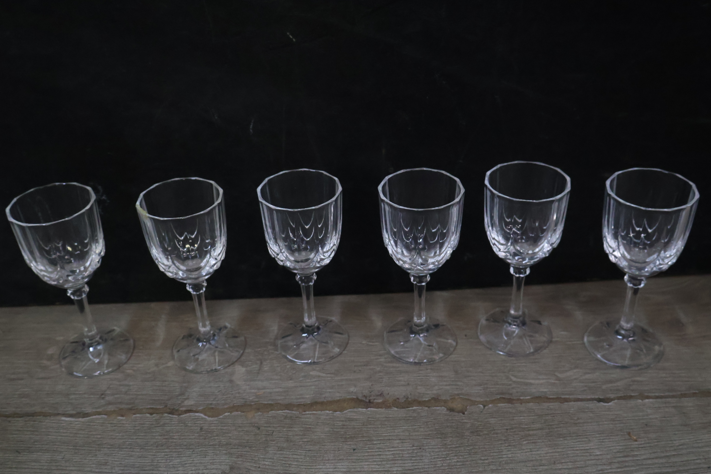 Glazen karaf met zes bijpassende glazen – foto 7 – kavel bij GSD Auctions, Zoeterwoude
