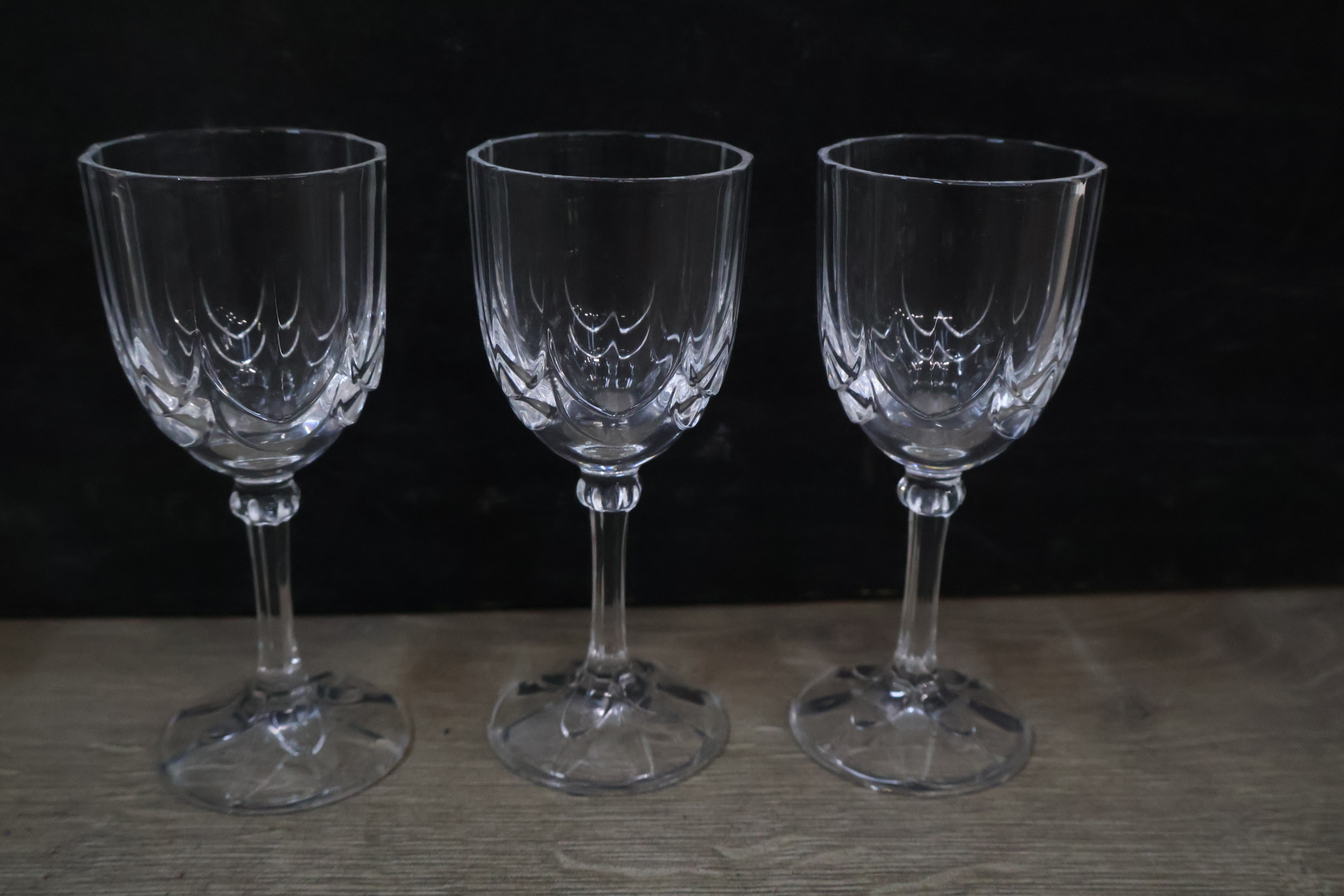 Glazen karaf met zes bijpassende glazen – foto 8 – kavel bij GSD Auctions, Zoeterwoude