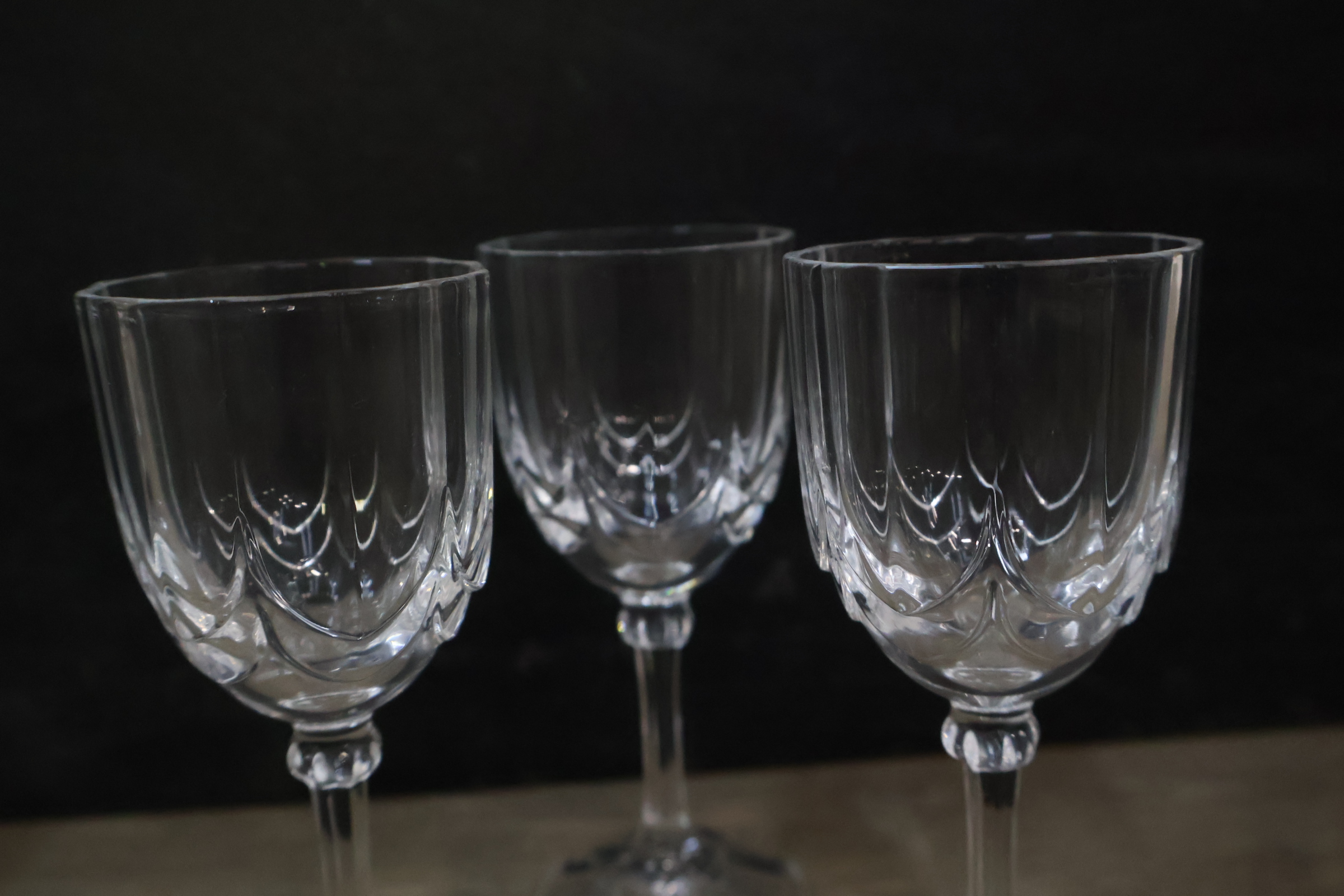 Glazen karaf met zes bijpassende glazen – foto 10 – kavel bij GSD Auctions, Zoeterwoude