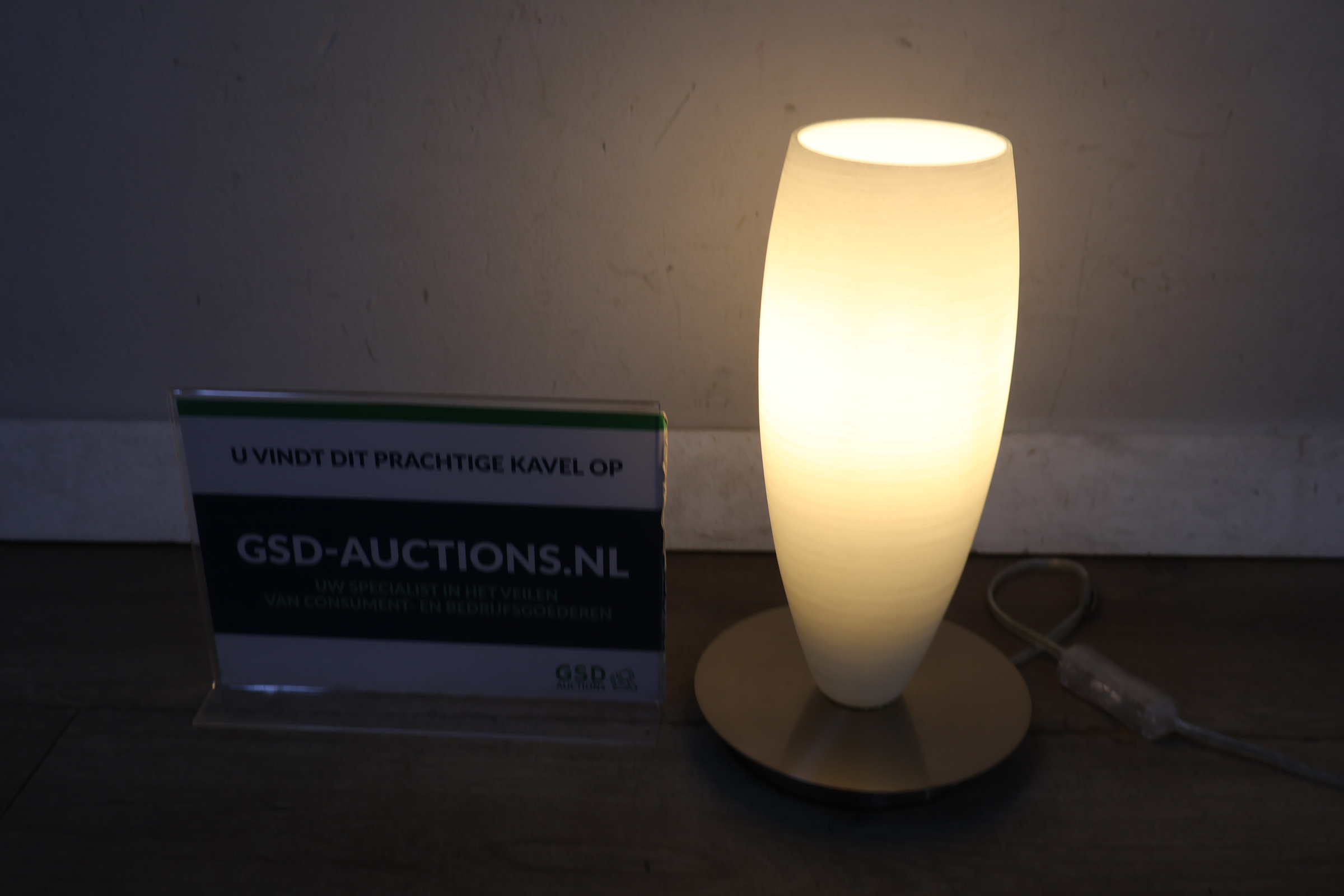 Tafellamp met frost wit glas en metalen voet – foto 2 – kavel bij GSD Auctions, Zoeterwoude