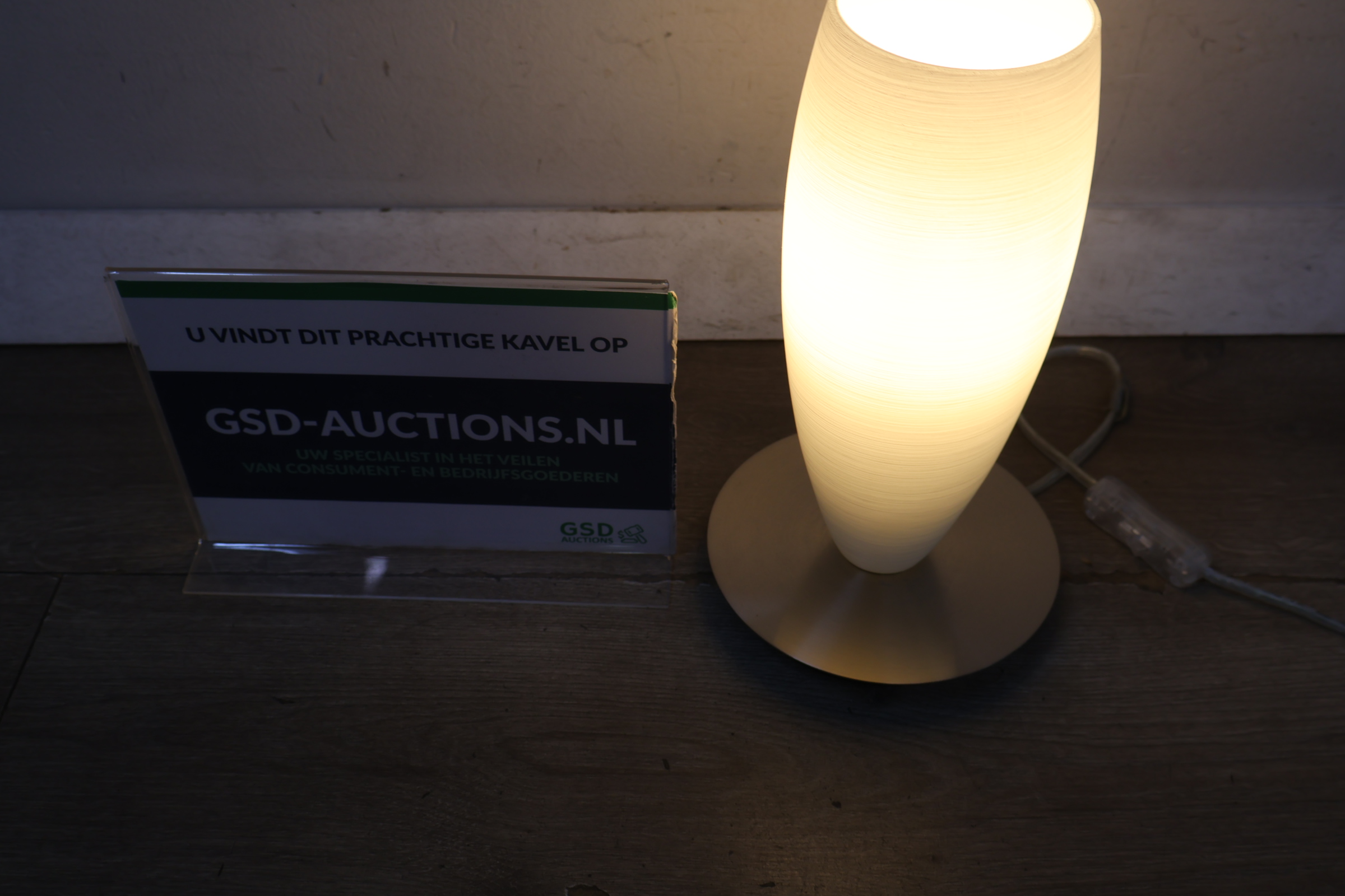 Tafellamp met frost wit glas en metalen voet – foto 3 – kavel bij GSD Auctions, Zoeterwoude