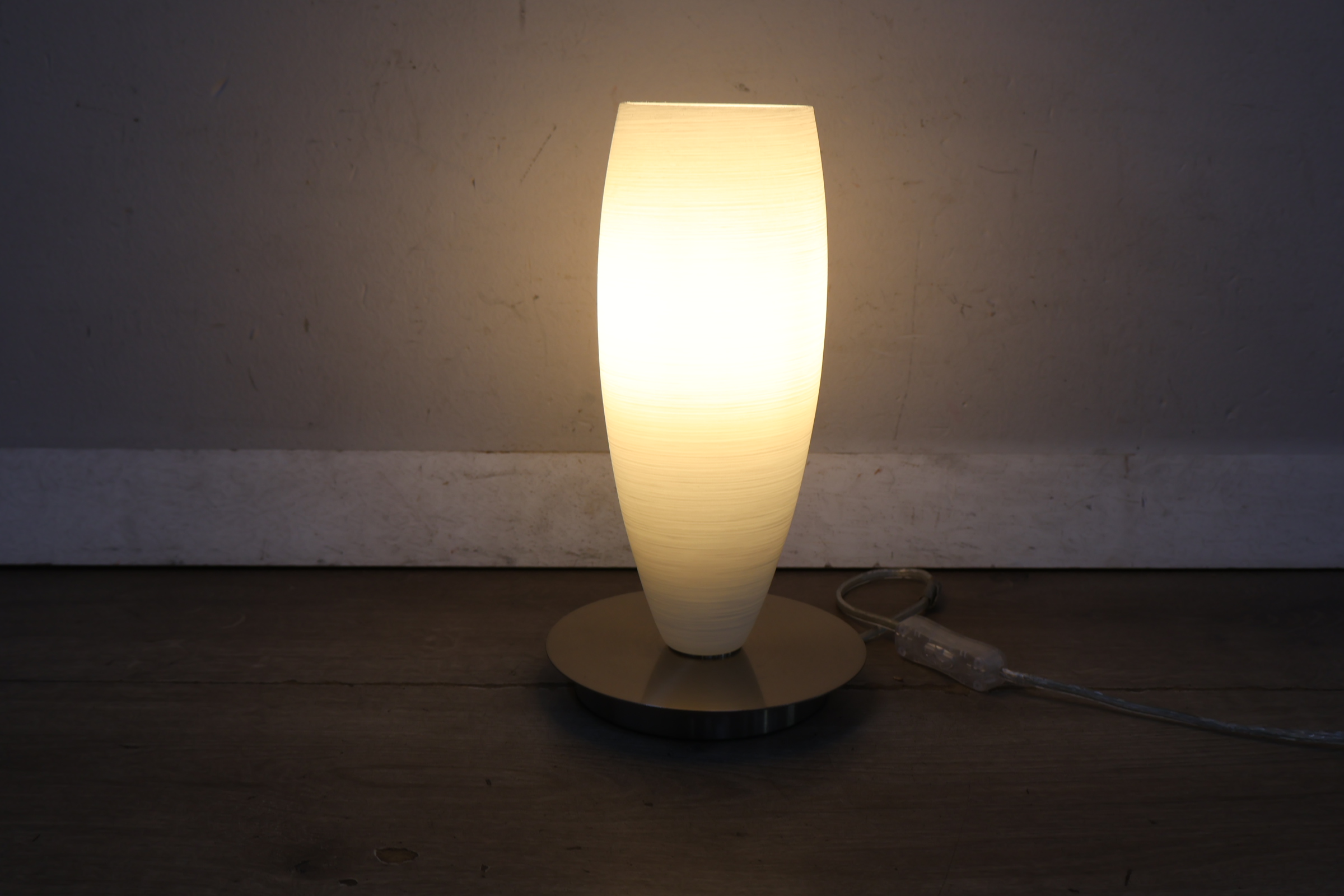 Tafellamp met frost wit glas en metalen voet – foto 4 – kavel bij GSD Auctions, Zoeterwoude