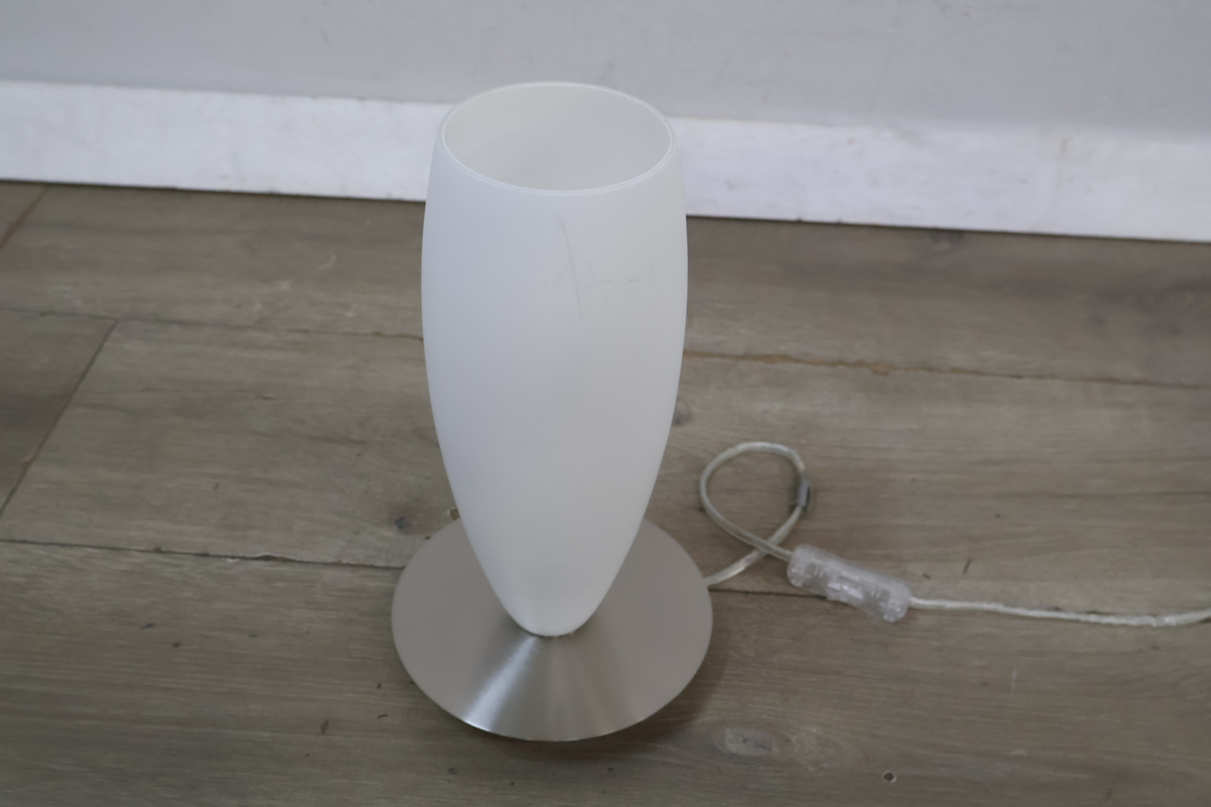 Tafellamp met frost wit glas en metalen voet – foto 5 – kavel bij GSD Auctions, Zoeterwoude