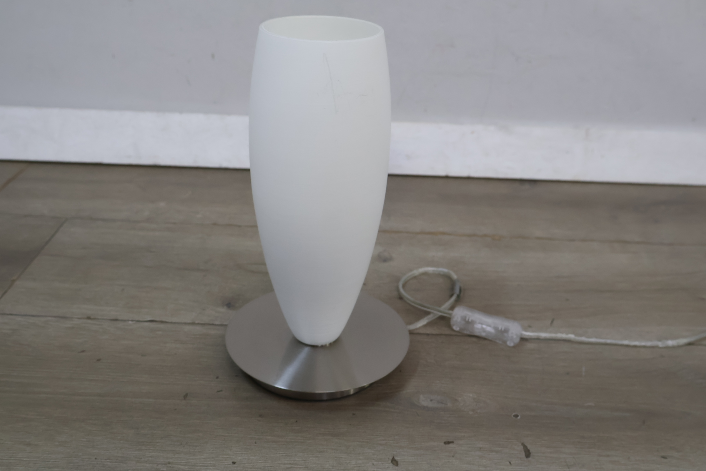 Tafellamp met frost wit glas en metalen voet – foto 6 – kavel bij GSD Auctions, Zoeterwoude