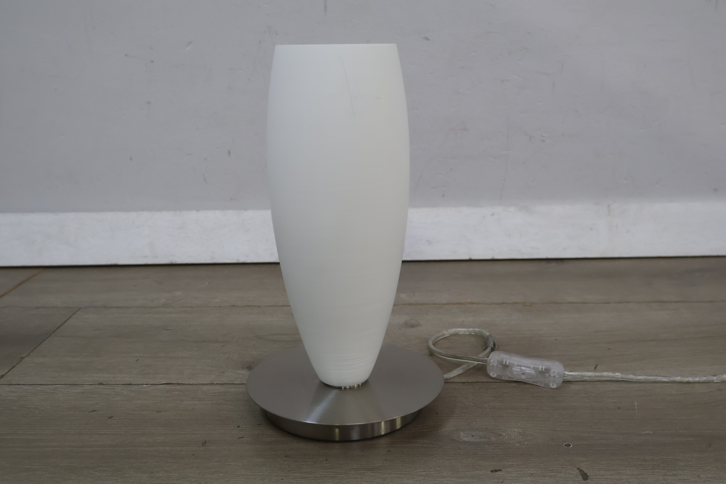 Tafellamp met frost wit glas en metalen voet – foto 7 – kavel bij GSD Auctions, Zoeterwoude