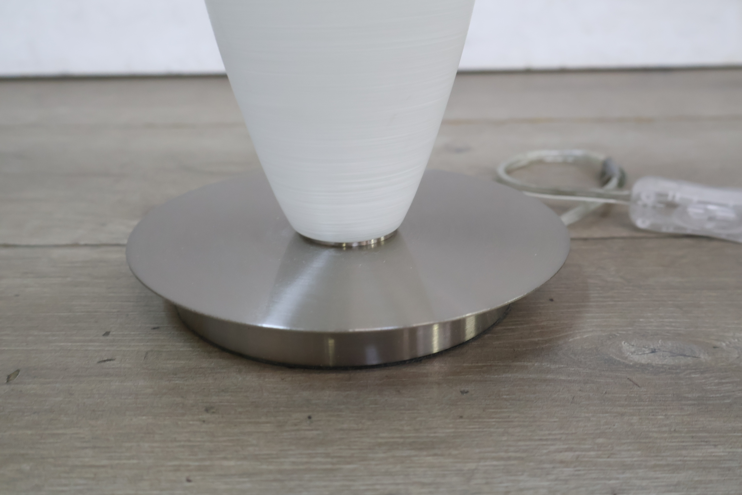 Tafellamp met frost wit glas en metalen voet – foto 8 – kavel bij GSD Auctions, Zoeterwoude
