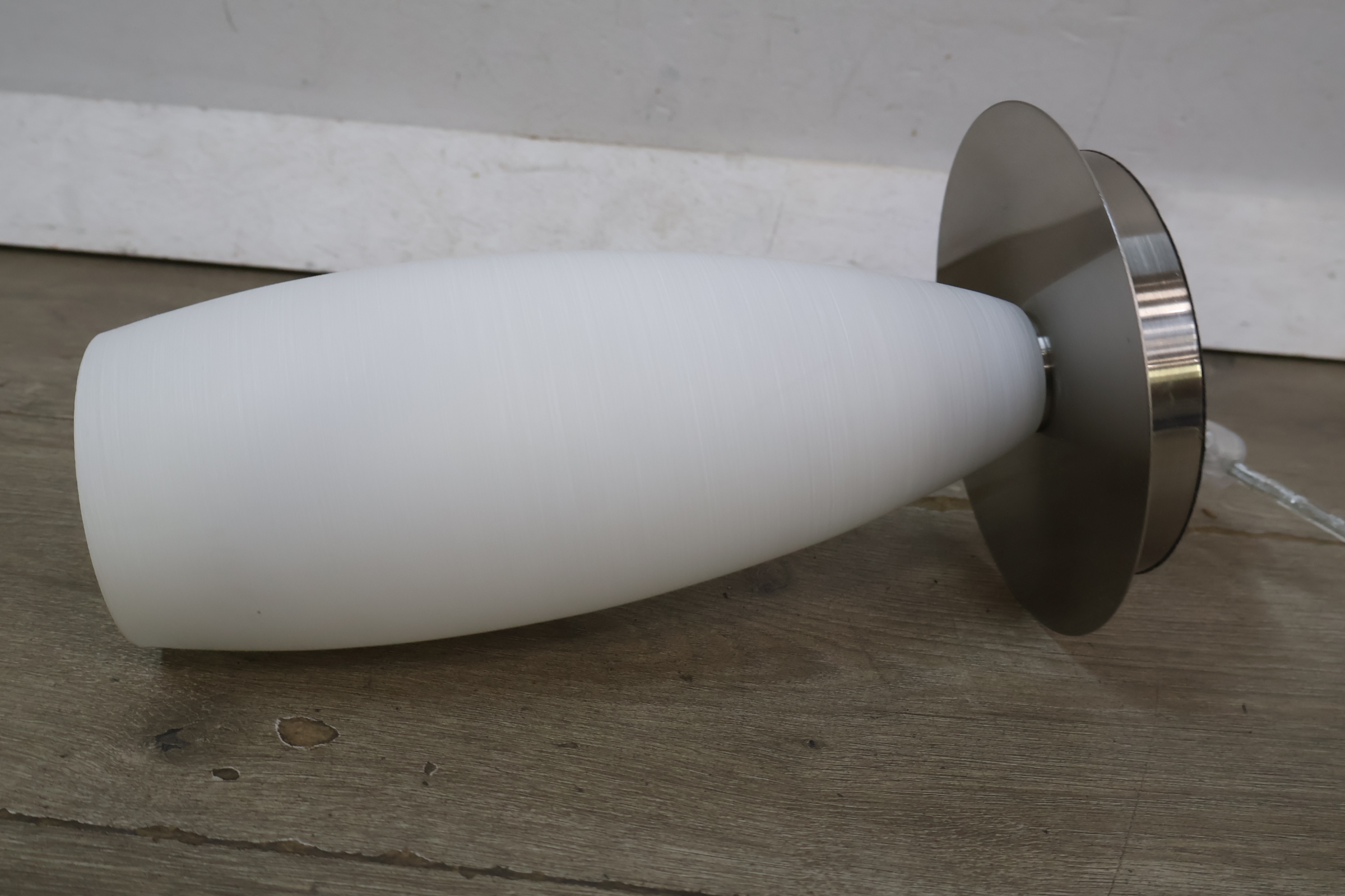 Tafellamp met frost wit glas en metalen voet – foto 9 – kavel bij GSD Auctions, Zoeterwoude