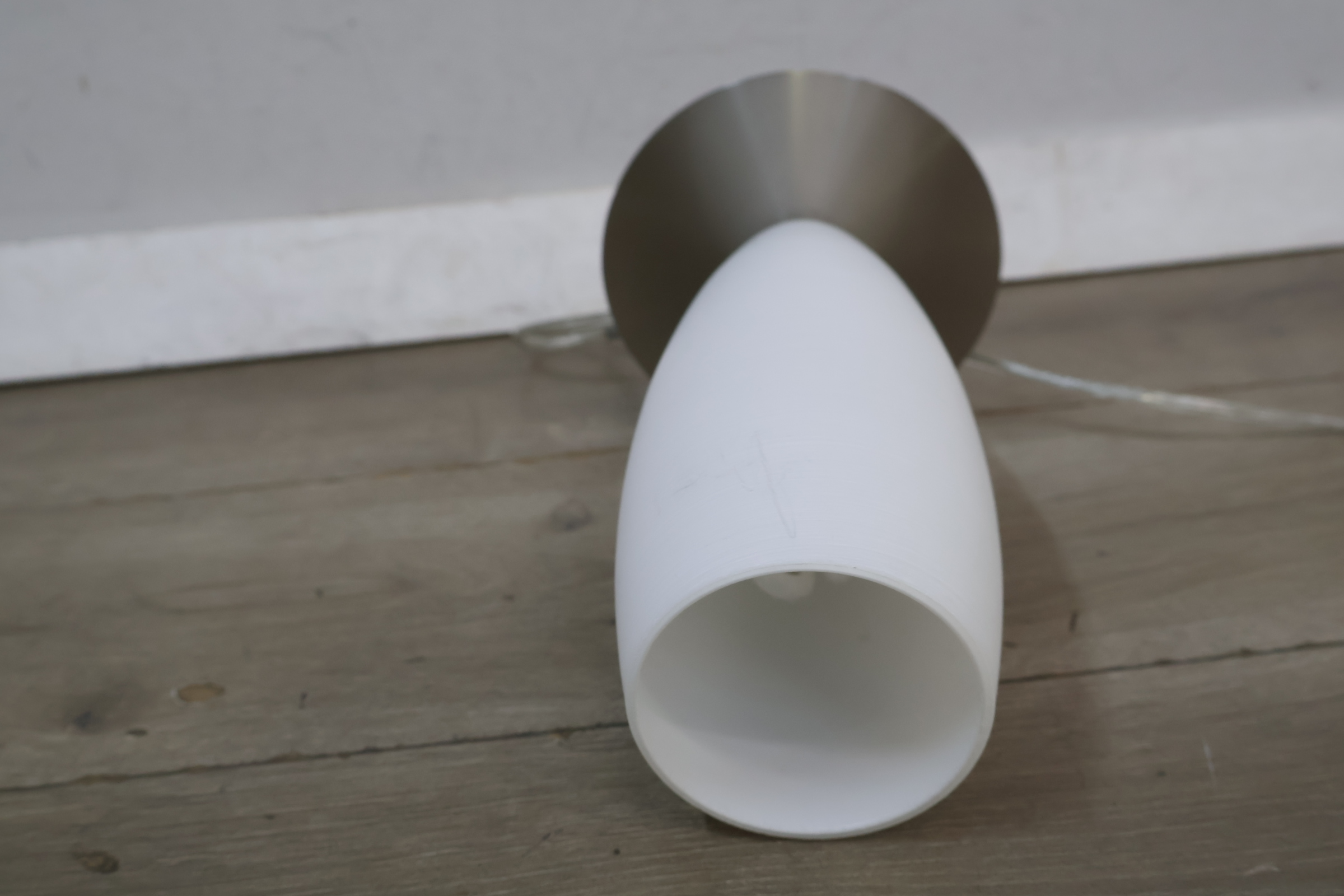 Tafellamp met frost wit glas en metalen voet – foto 10 – kavel bij GSD Auctions, Zoeterwoude