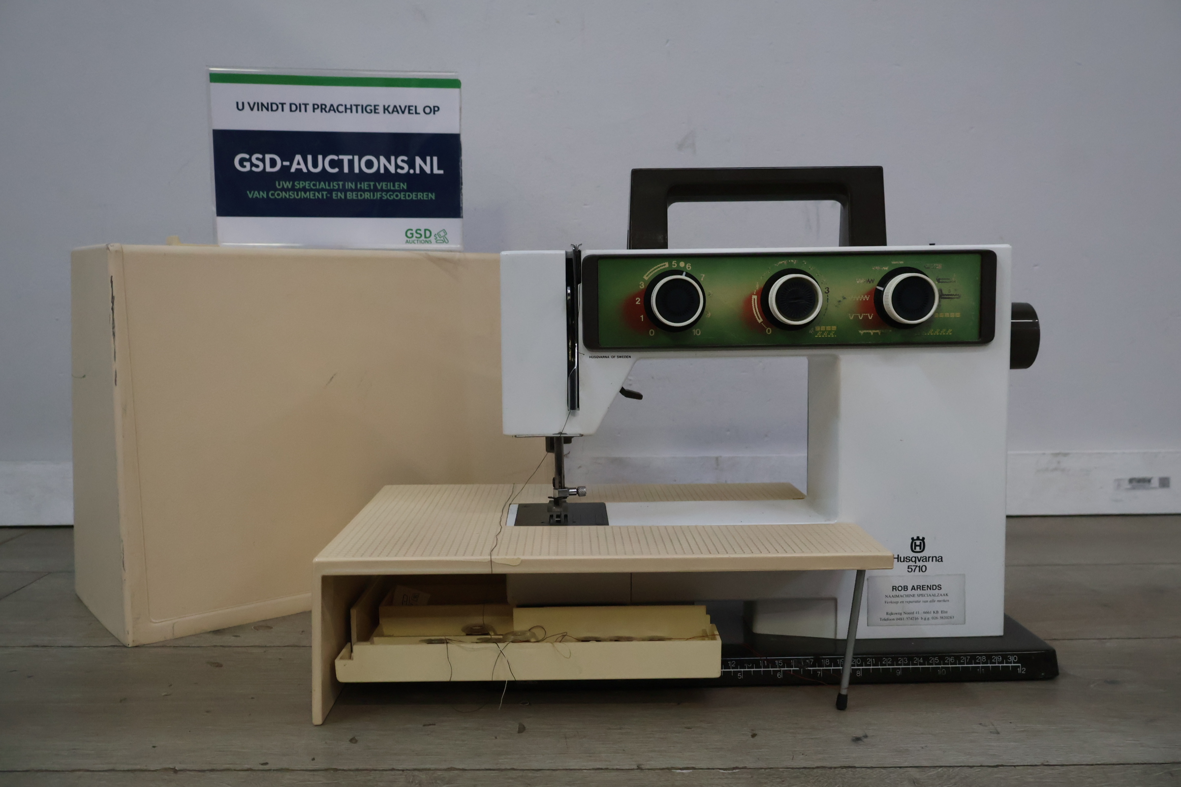 Husqvarna 5710 Naaimachine – foto 2 – kavel bij GSD Auctions, Zoeterwoude