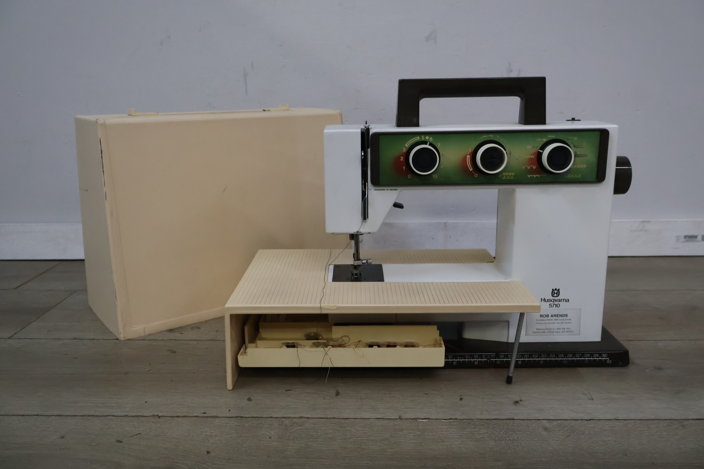 Husqvarna 5710 Naaimachine – foto 3 – kavel bij GSD Auctions, Zoeterwoude