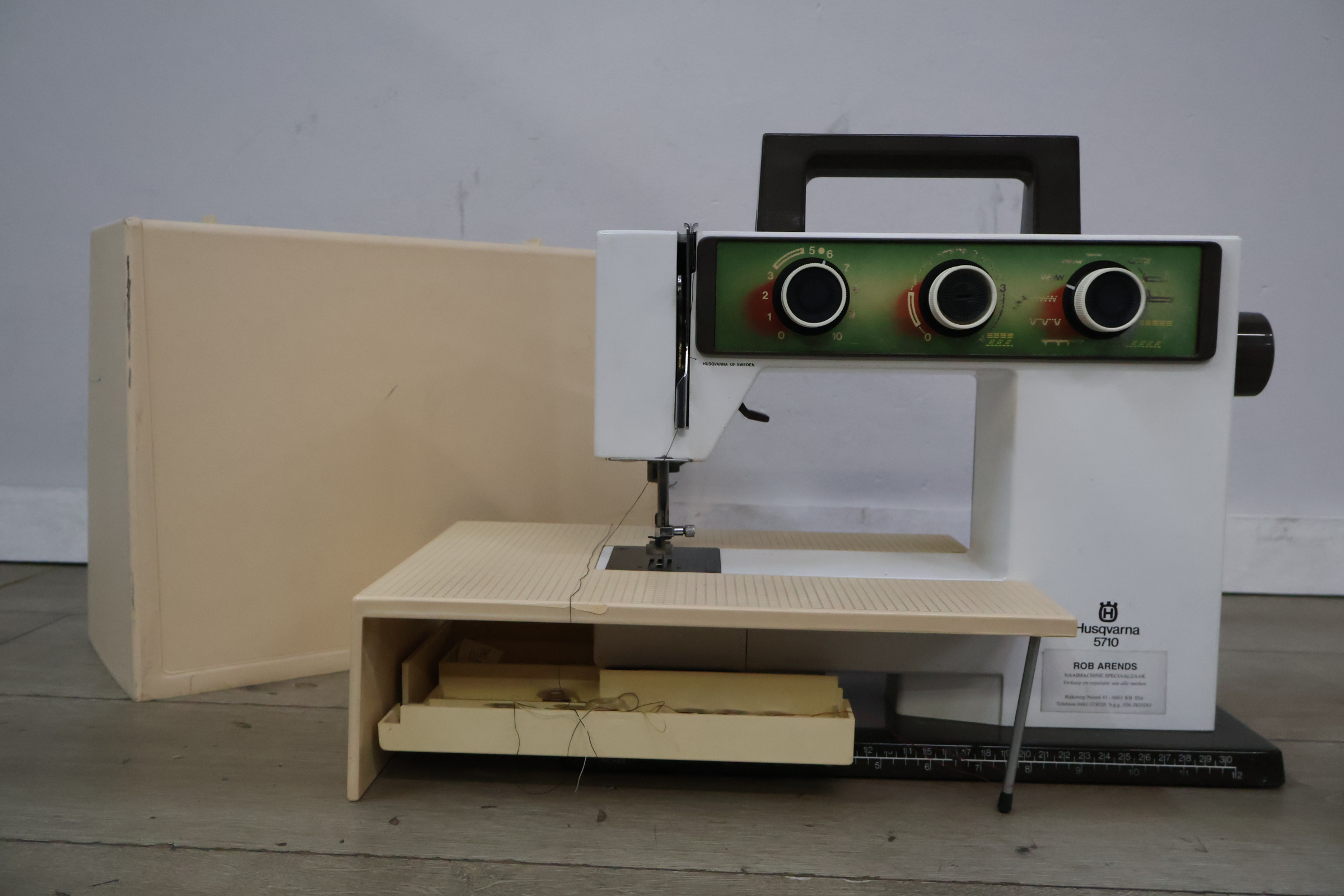 Husqvarna 5710 Naaimachine – foto 4 – kavel bij GSD Auctions, Zoeterwoude