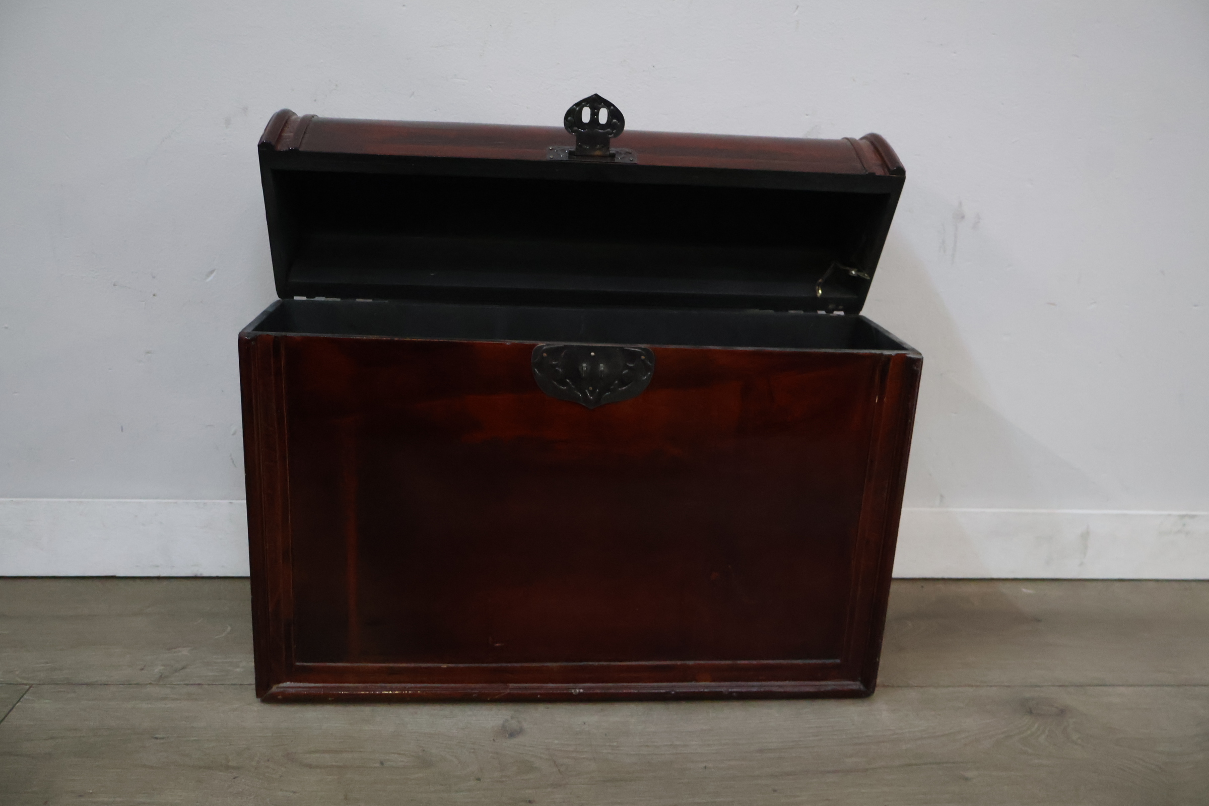 Houten opbergkistje – foto 8 – kavel bij GSD Auctions, Zoeterwoude
