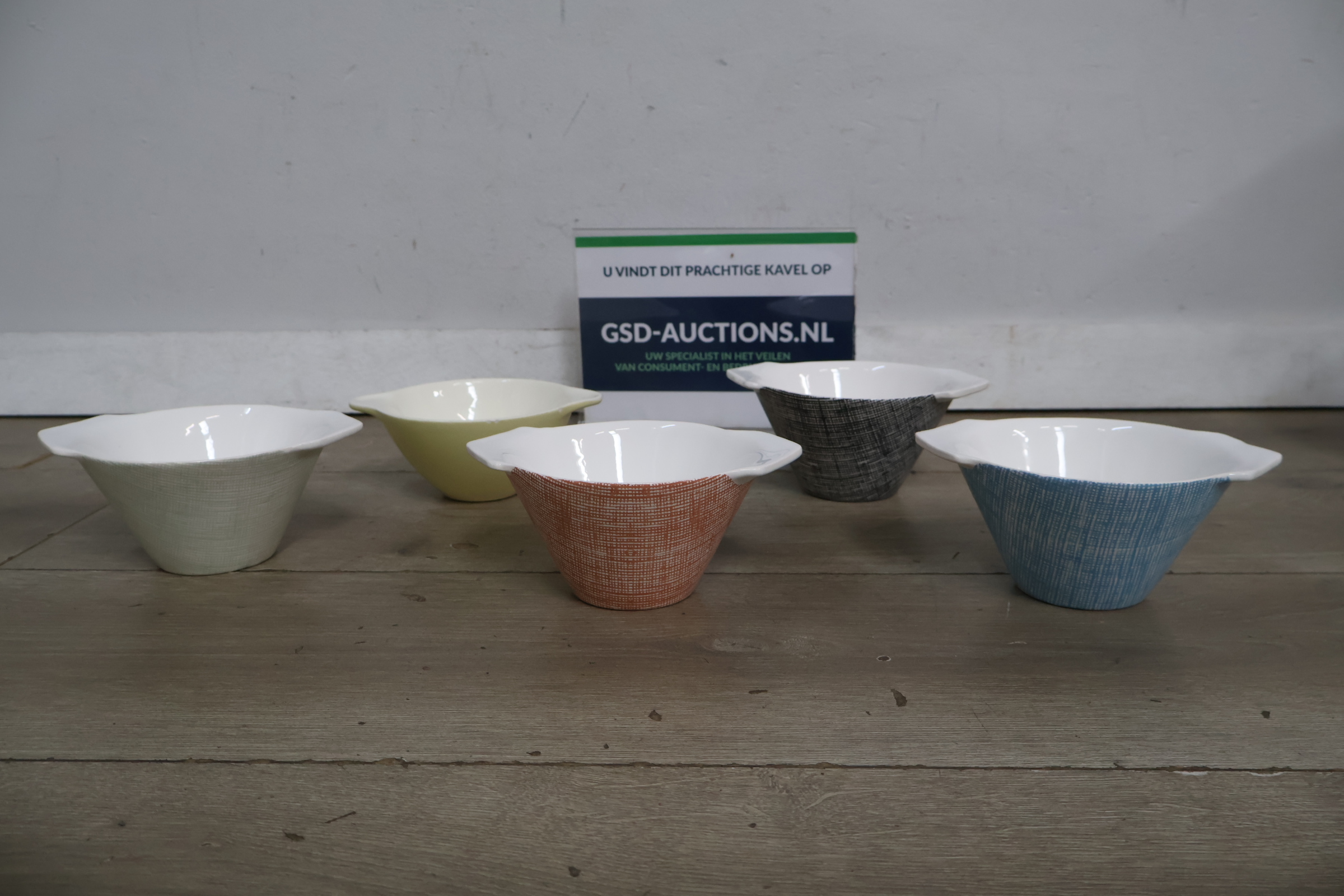 Set van 5 kleurrijke aardewerk schaaltjes – foto 2 – kavel bij GSD Auctions, Zoeterwoude
