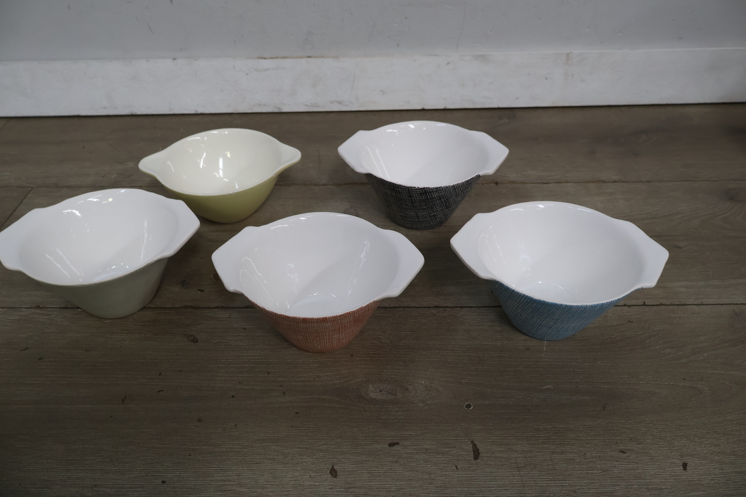 Set van 5 kleurrijke aardewerk schaaltjes – foto 3 – kavel bij GSD Auctions, Zoeterwoude