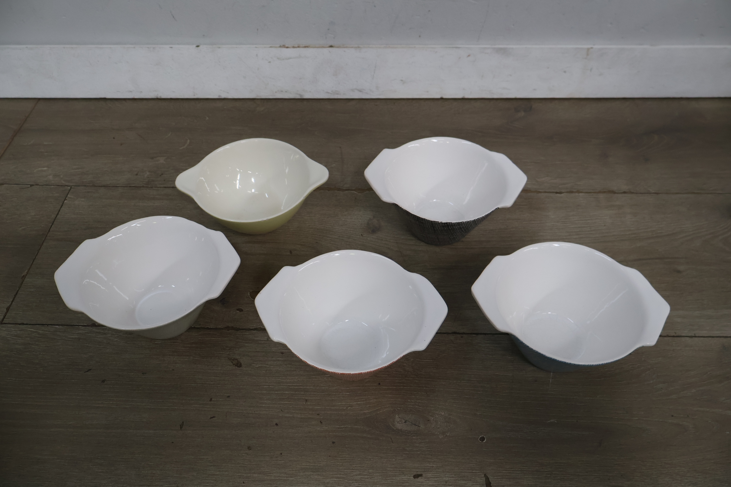 Set van 5 kleurrijke aardewerk schaaltjes – foto 4 – kavel bij GSD Auctions, Zoeterwoude