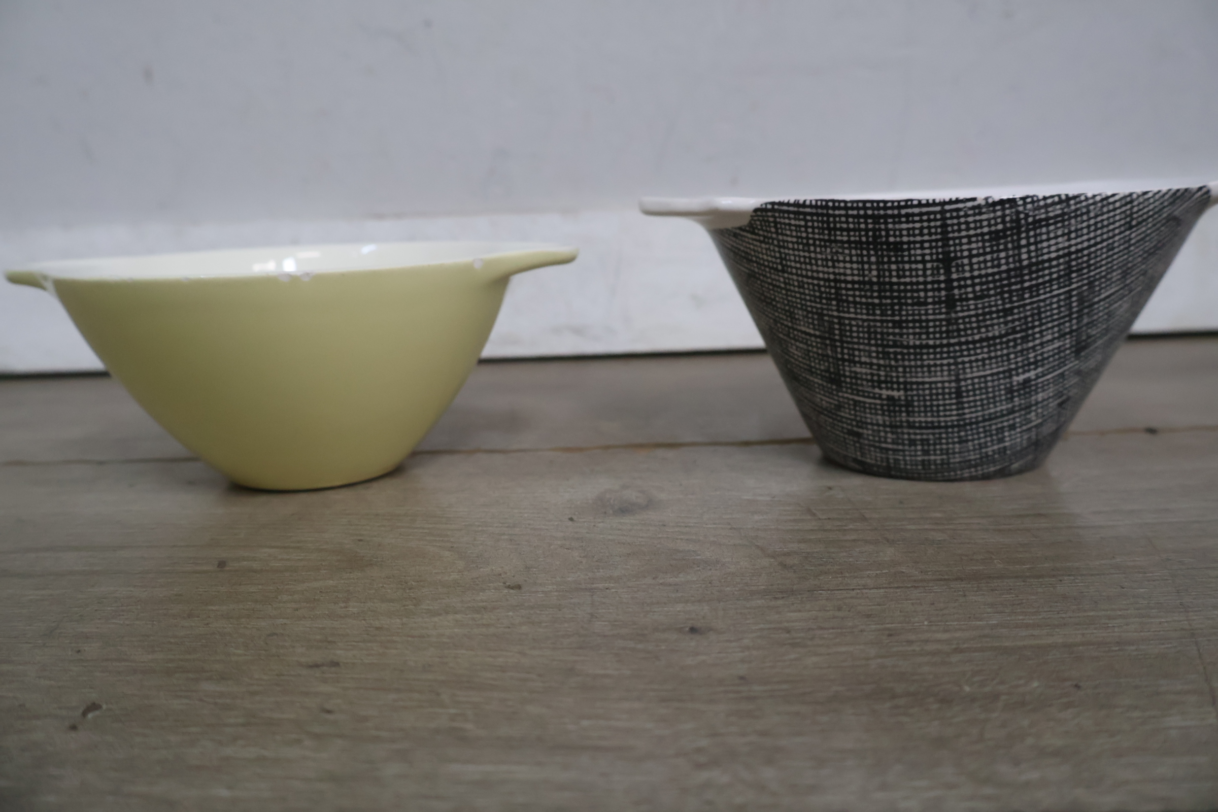 Set van 5 kleurrijke aardewerk schaaltjes – foto 5 – kavel bij GSD Auctions, Zoeterwoude