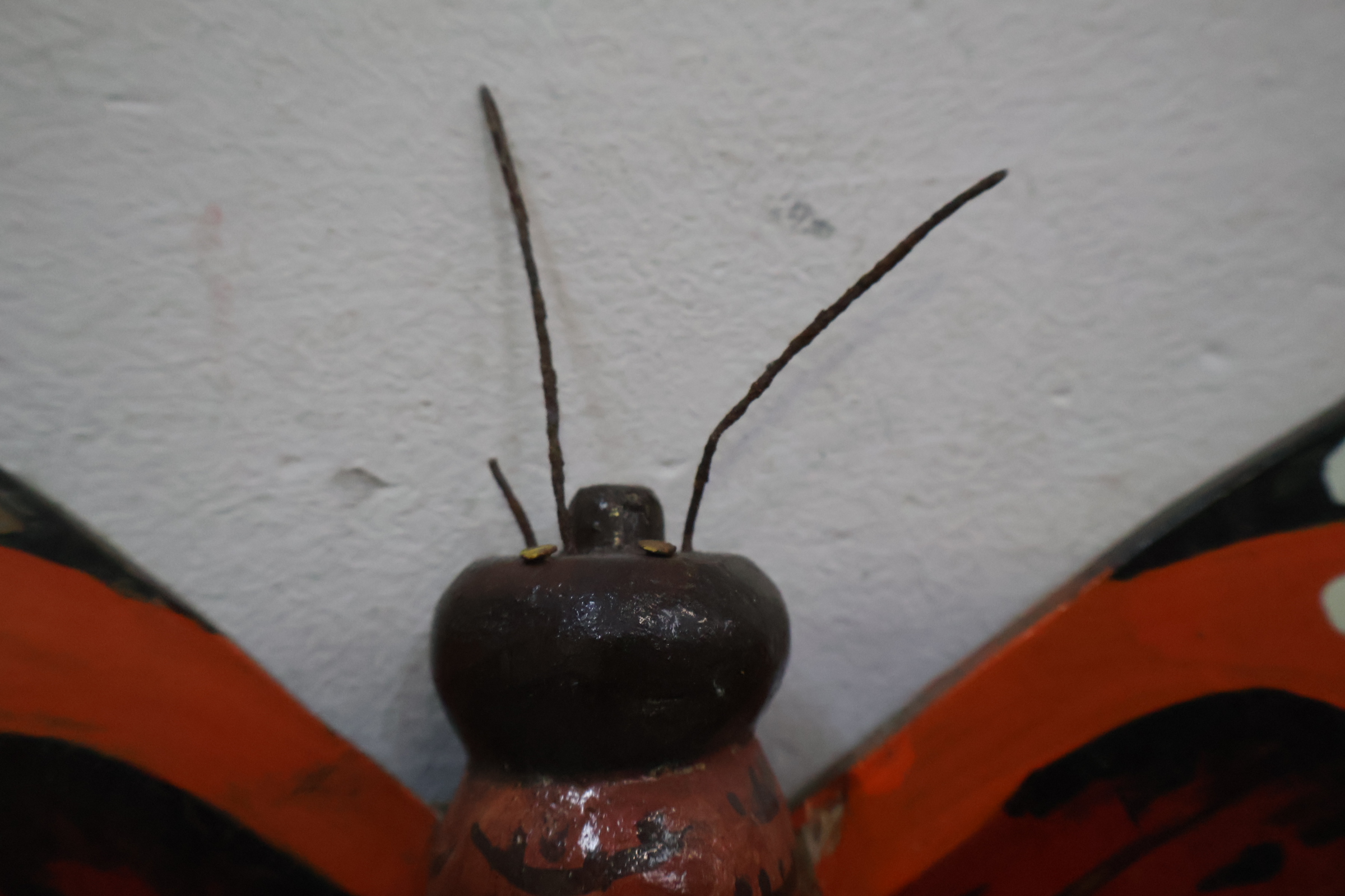 Handgemaakte houten vlinder – foto 8 – kavel bij GSD Auctions, Zoeterwoude