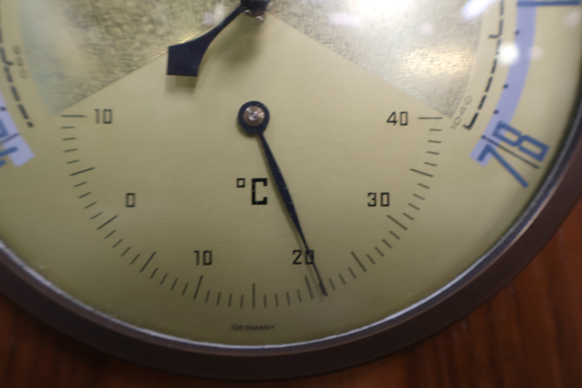 Vintage barometer thermometer in houten kast – foto 9 – kavel bij GSD Auctions, Zoeterwoude