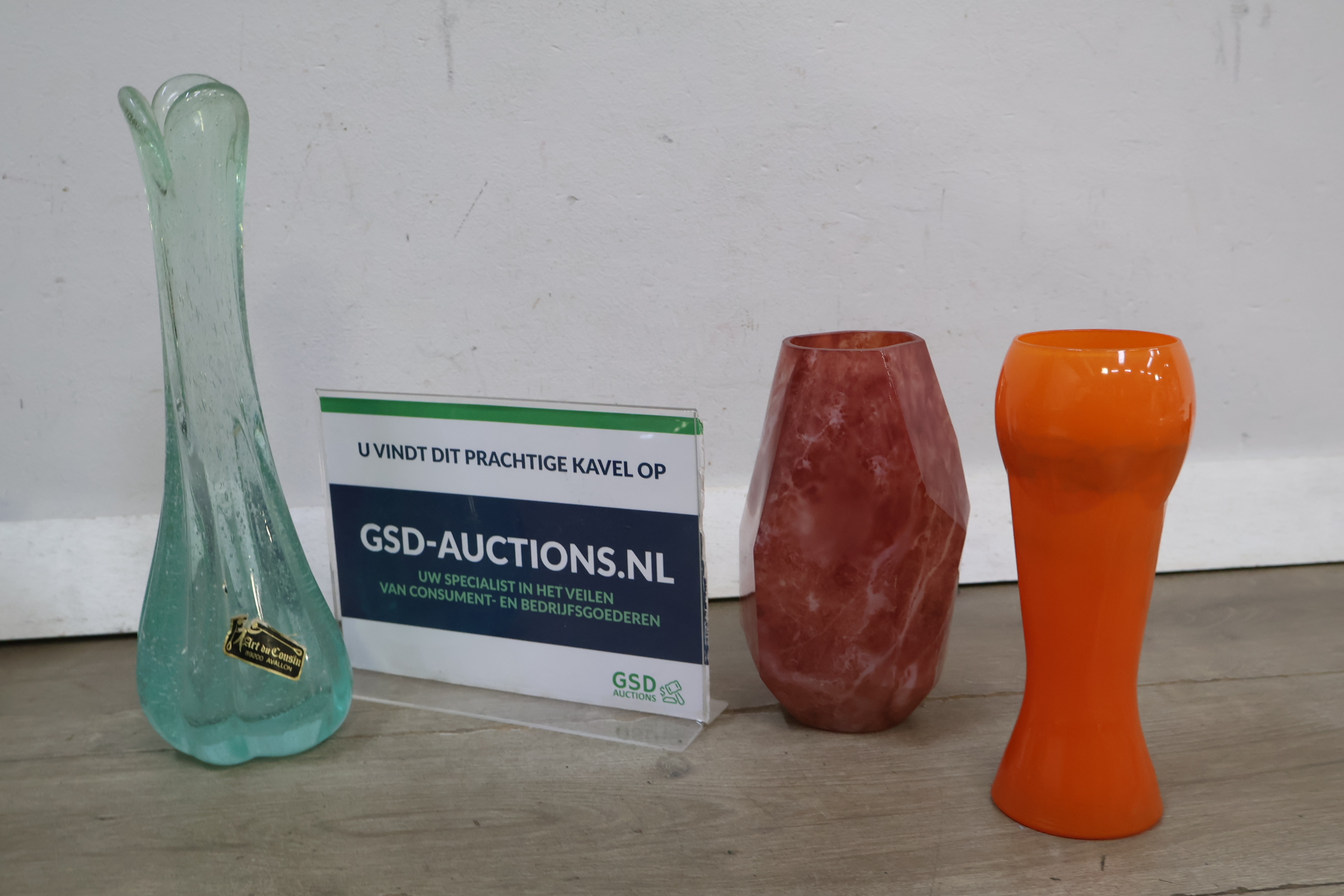 Set van drie glazen vazen, waaronder Art du Cousin – foto 2 – kavel bij GSD Auctions, Zoeterwoude