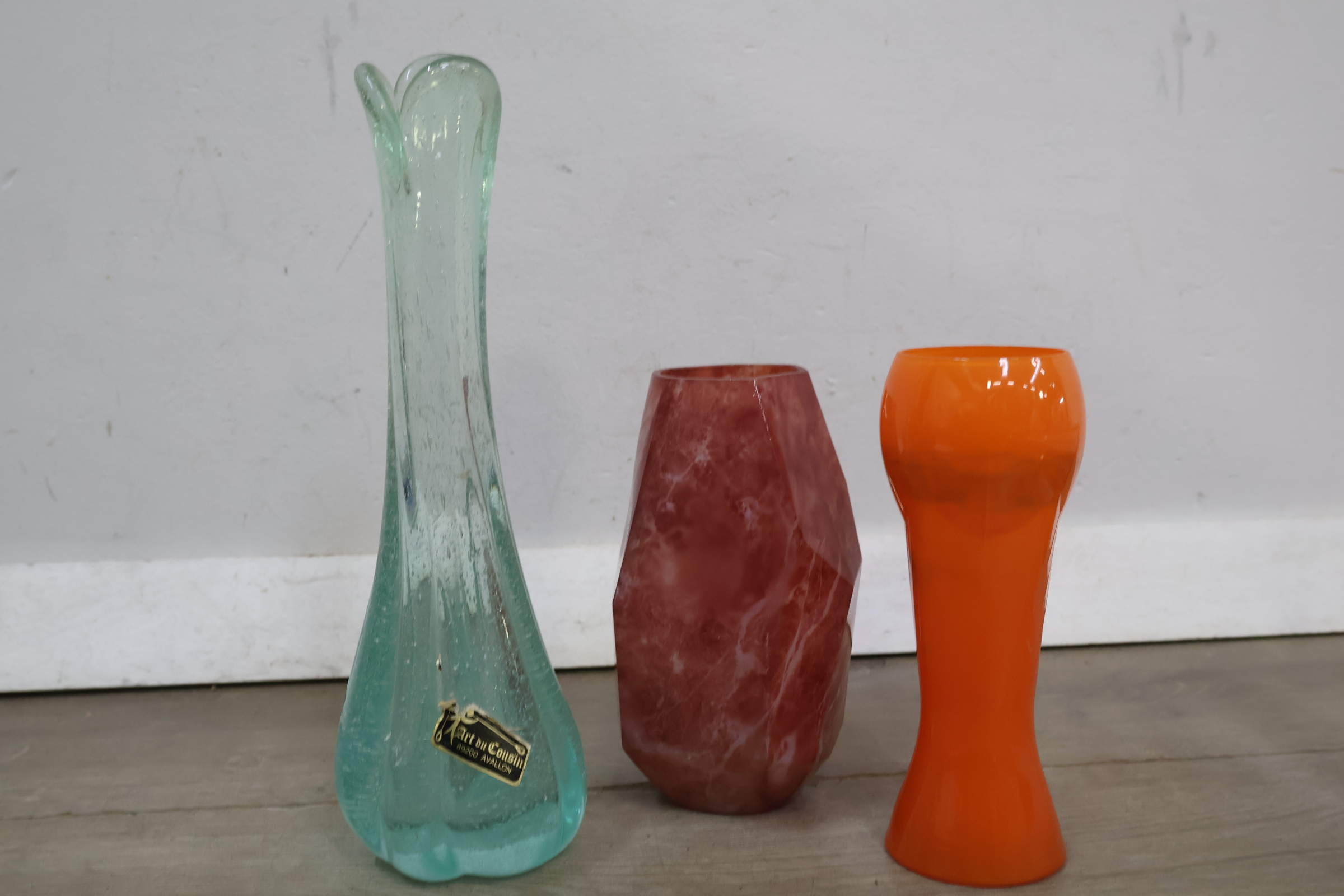 Set van drie glazen vazen, waaronder Art du Cousin – foto 3 – kavel bij GSD Auctions, Zoeterwoude