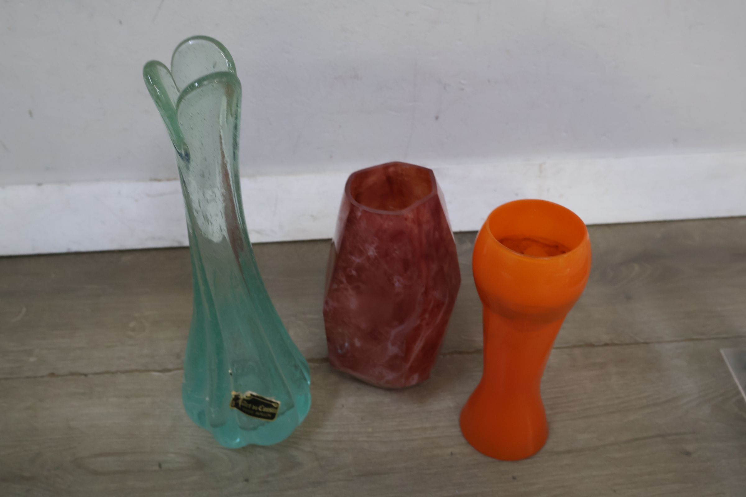 Set van drie glazen vazen, waaronder Art du Cousin – foto 4 – kavel bij GSD Auctions, Zoeterwoude