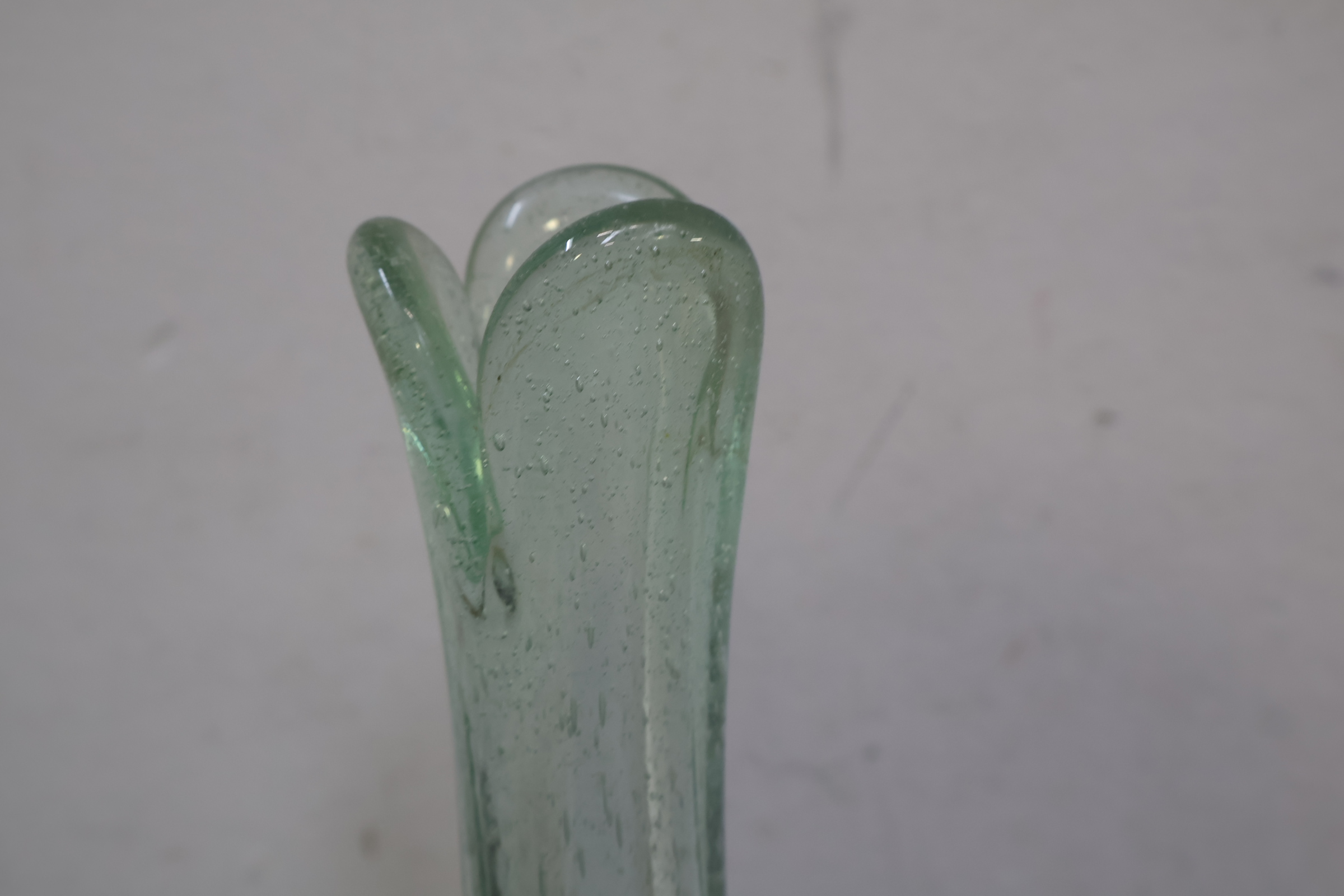 Set van drie glazen vazen, waaronder Art du Cousin – foto 6 – kavel bij GSD Auctions, Zoeterwoude
