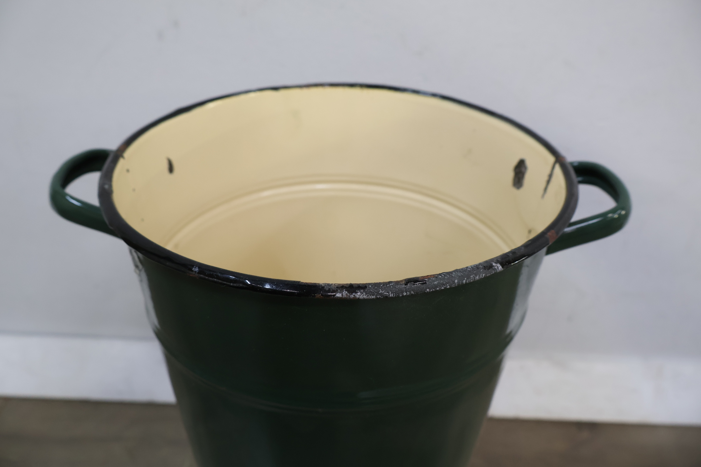Groene metalen geëmailleerde vintage emmer – foto 5 – kavel bij GSD Auctions, Zoeterwoude