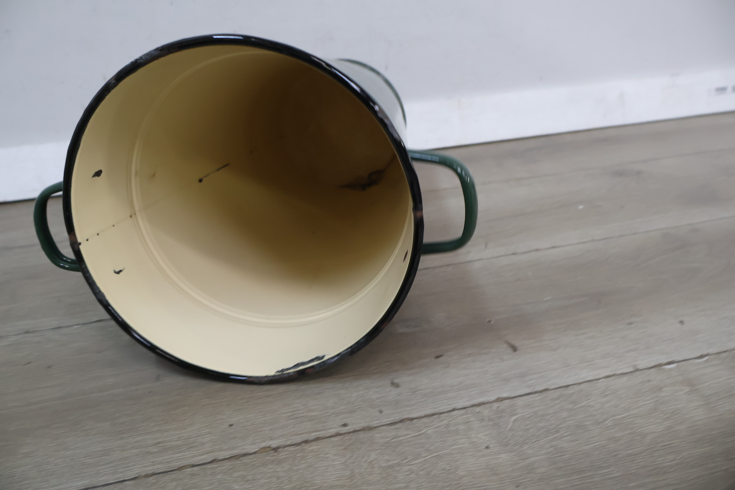 Groene metalen geëmailleerde vintage emmer – foto 6 – kavel bij GSD Auctions, Zoeterwoude