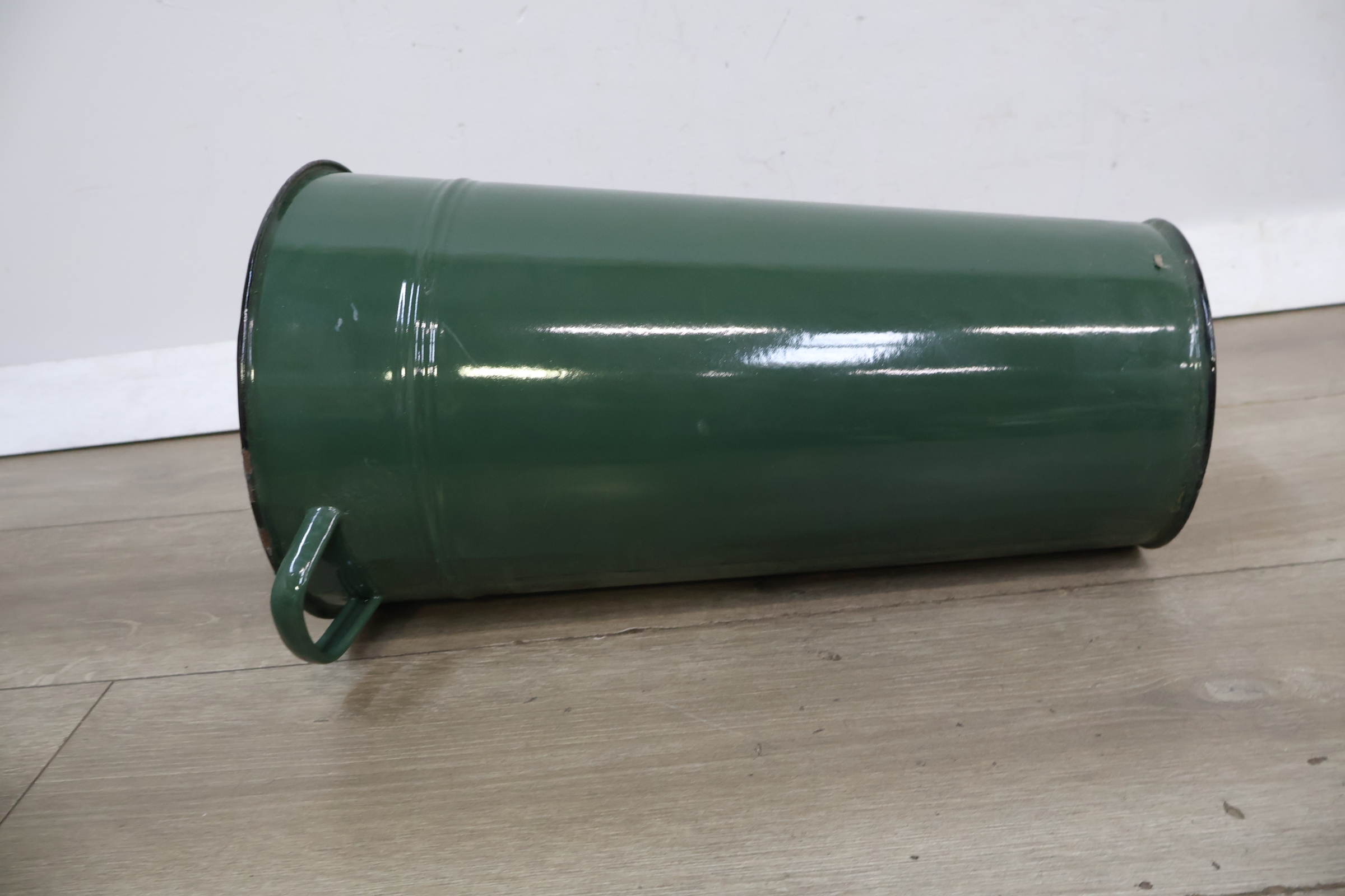 Groene metalen geëmailleerde vintage emmer – foto 7 – kavel bij GSD Auctions, Zoeterwoude