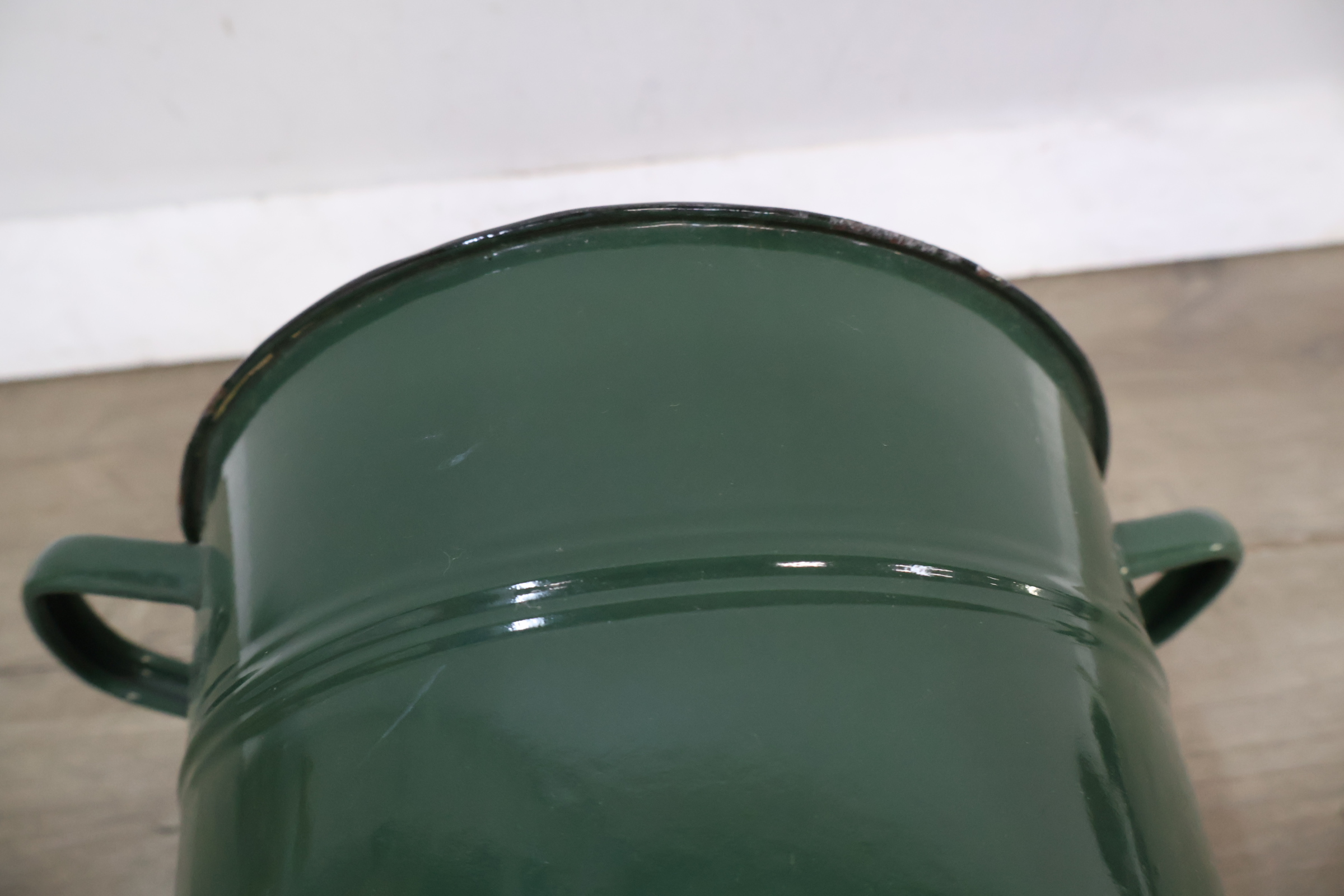 Groene metalen geëmailleerde vintage emmer – foto 9 – kavel bij GSD Auctions, Zoeterwoude