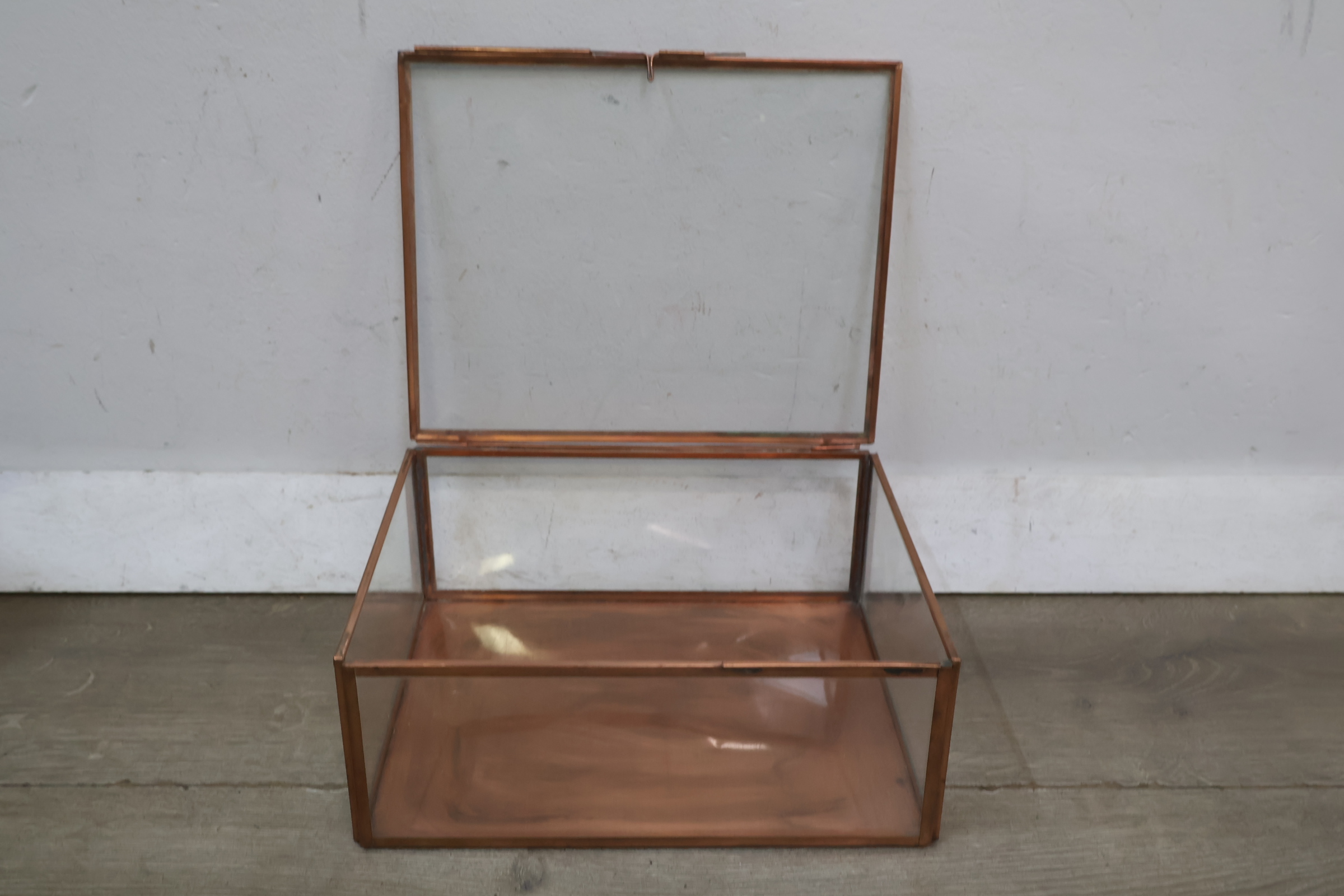 Glazen sieraden-/opbergdoos met koperen frame – foto 3 – kavel bij GSD Auctions, Zoeterwoude